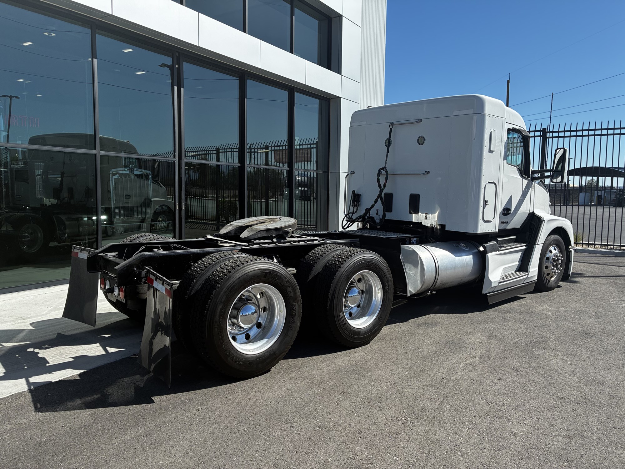 2023 Kenworth T680 2023 Kenworth T680 - image 3 of 6