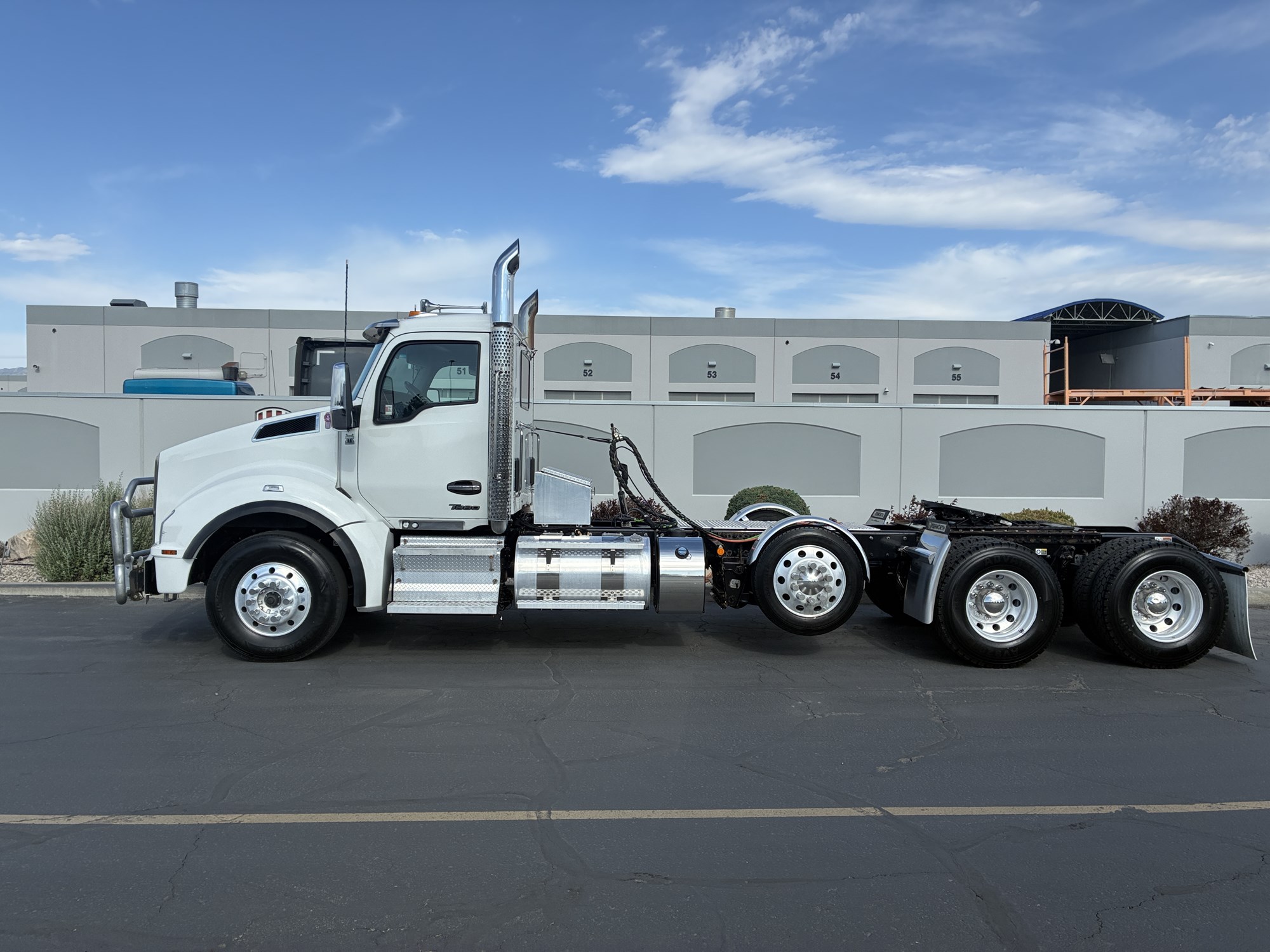 2023 Kenworth T880 2023 Kenworth T880 - image 1 of 6