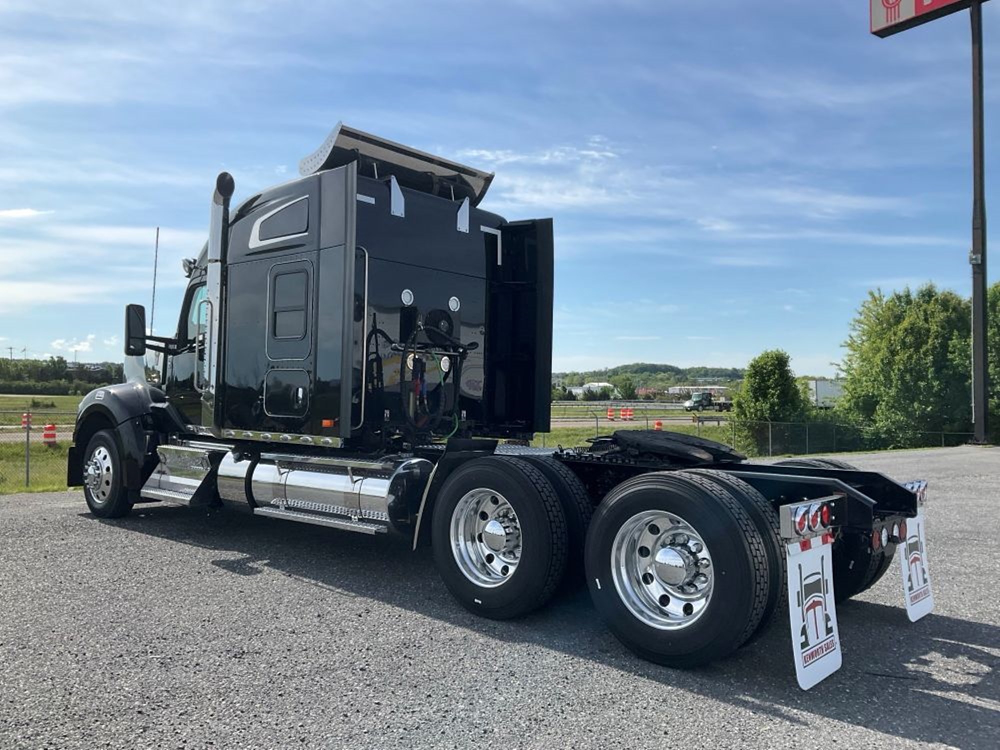 2023 Kenworth W990 - image 3 of 6