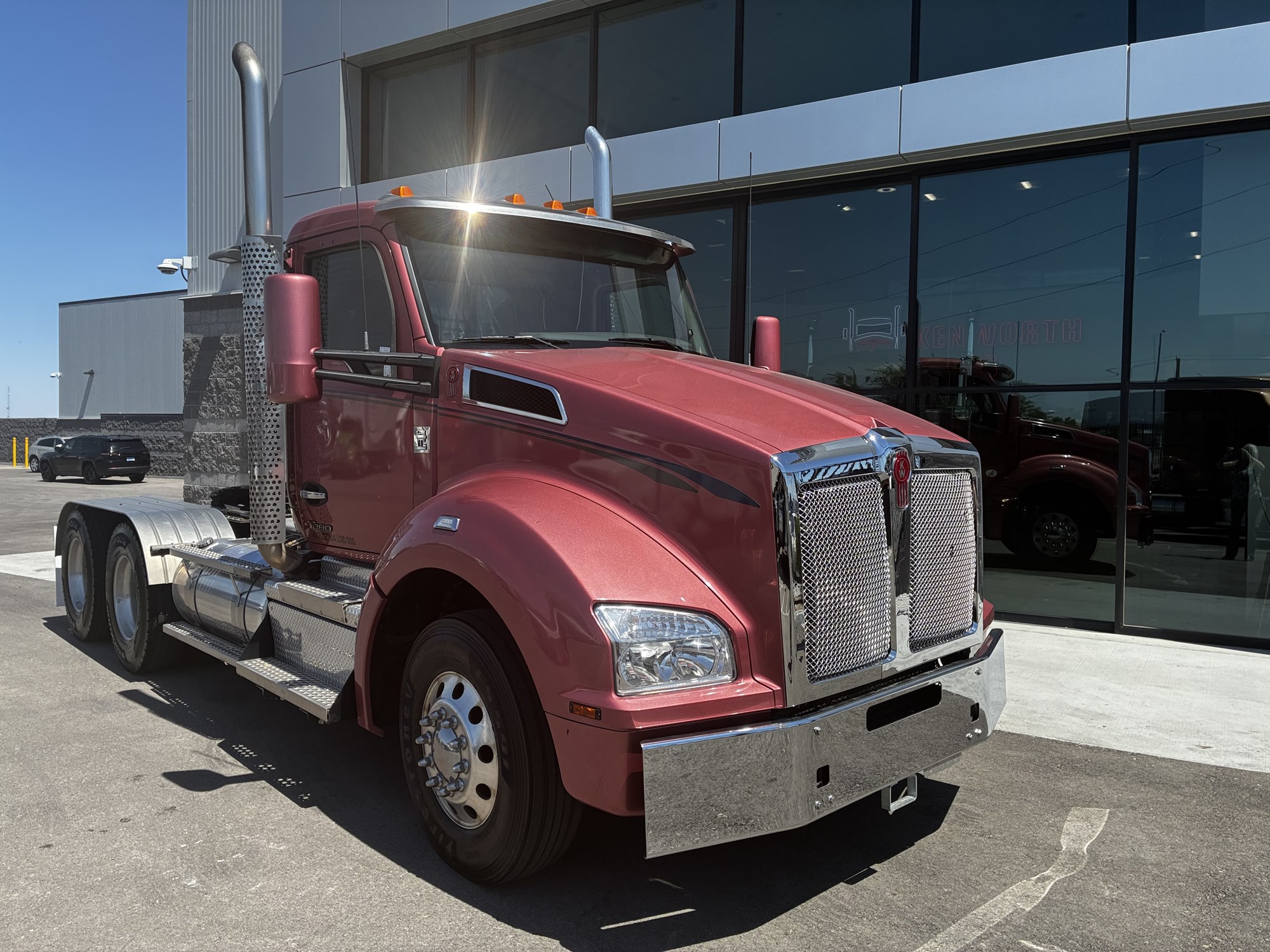 2024 Kenworth T880 - image 1 of 6