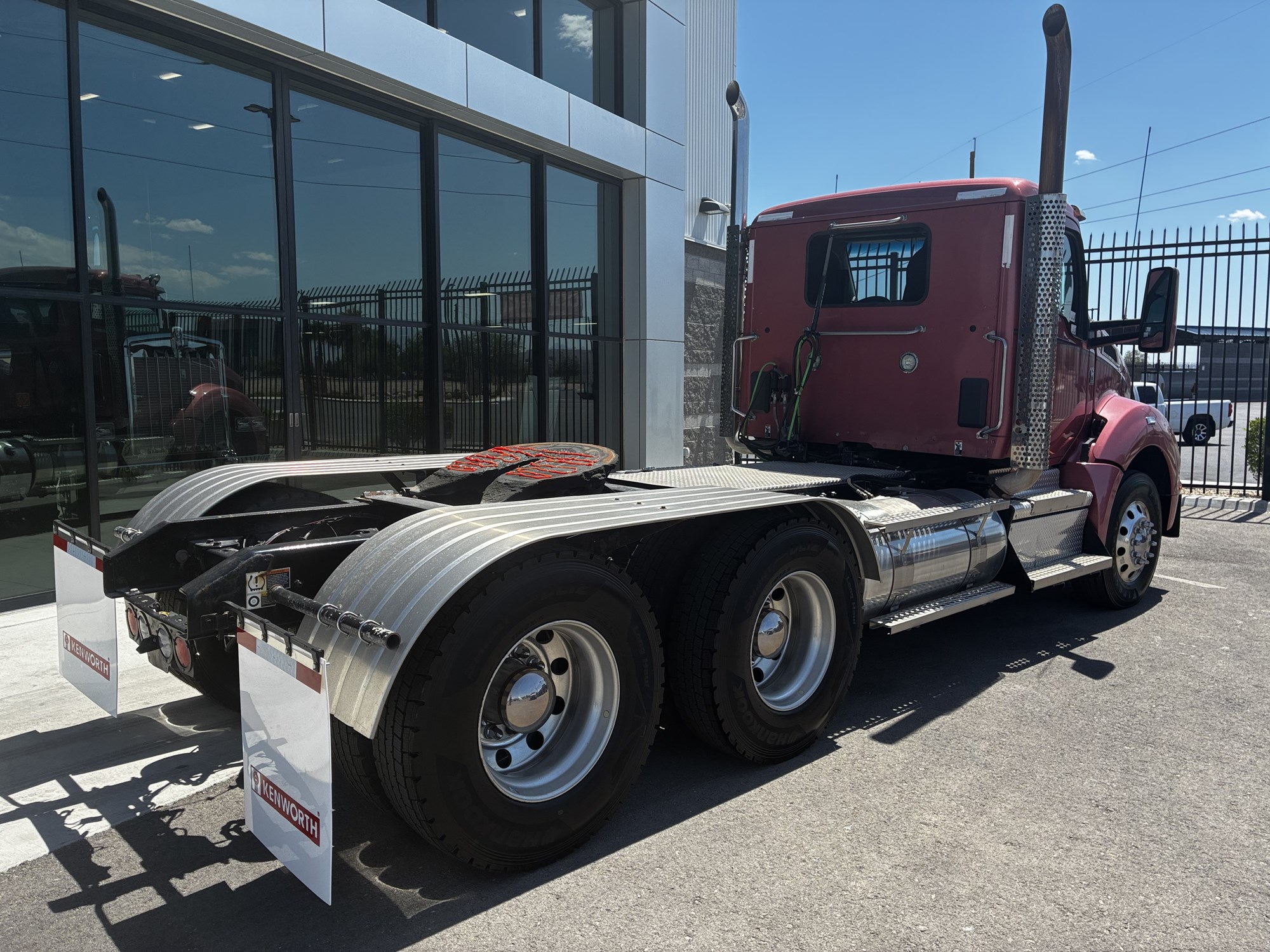 2024 Kenworth T880 - image 2 of 6