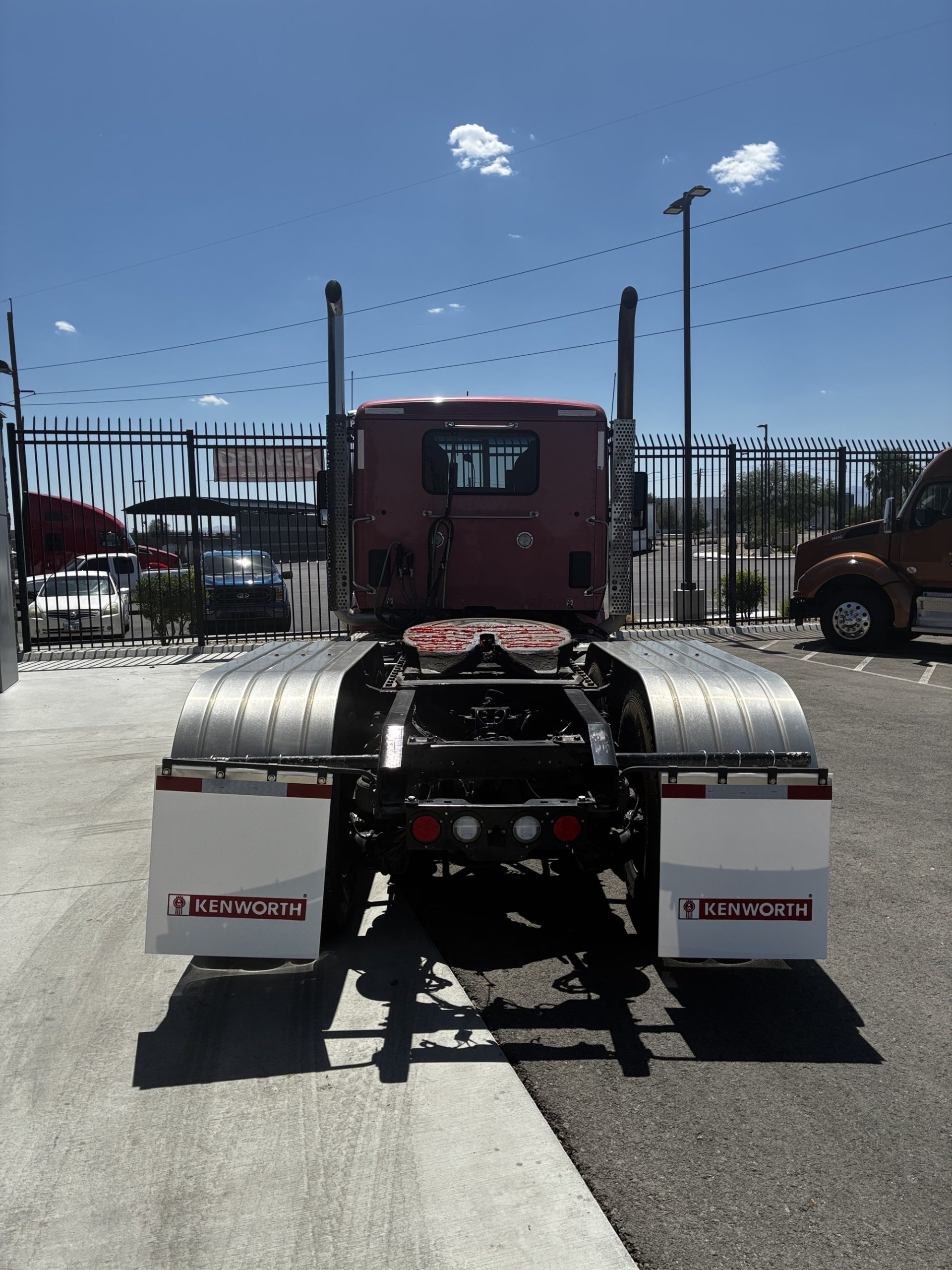 2024 Kenworth T880 - image 3 of 6