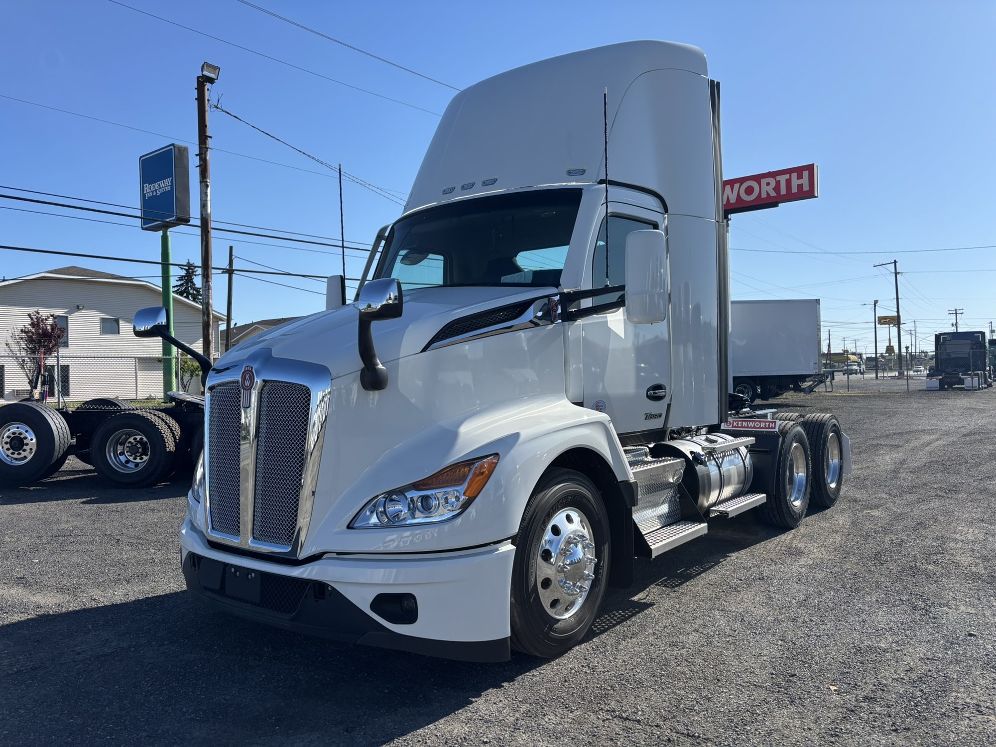 2025 Kenworth T680 - image 1 of 6