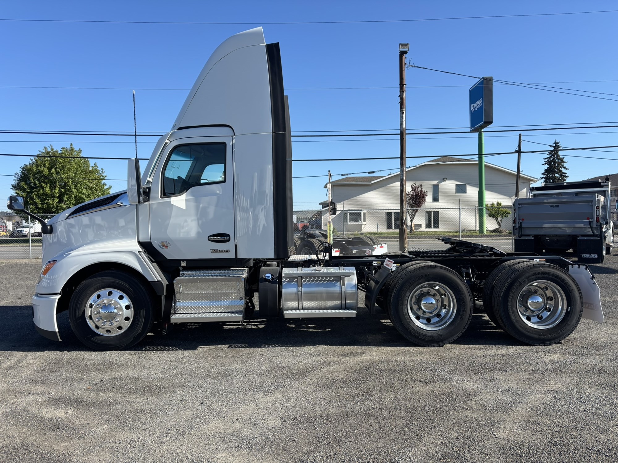 2025 Kenworth T680 - image 2 of 6