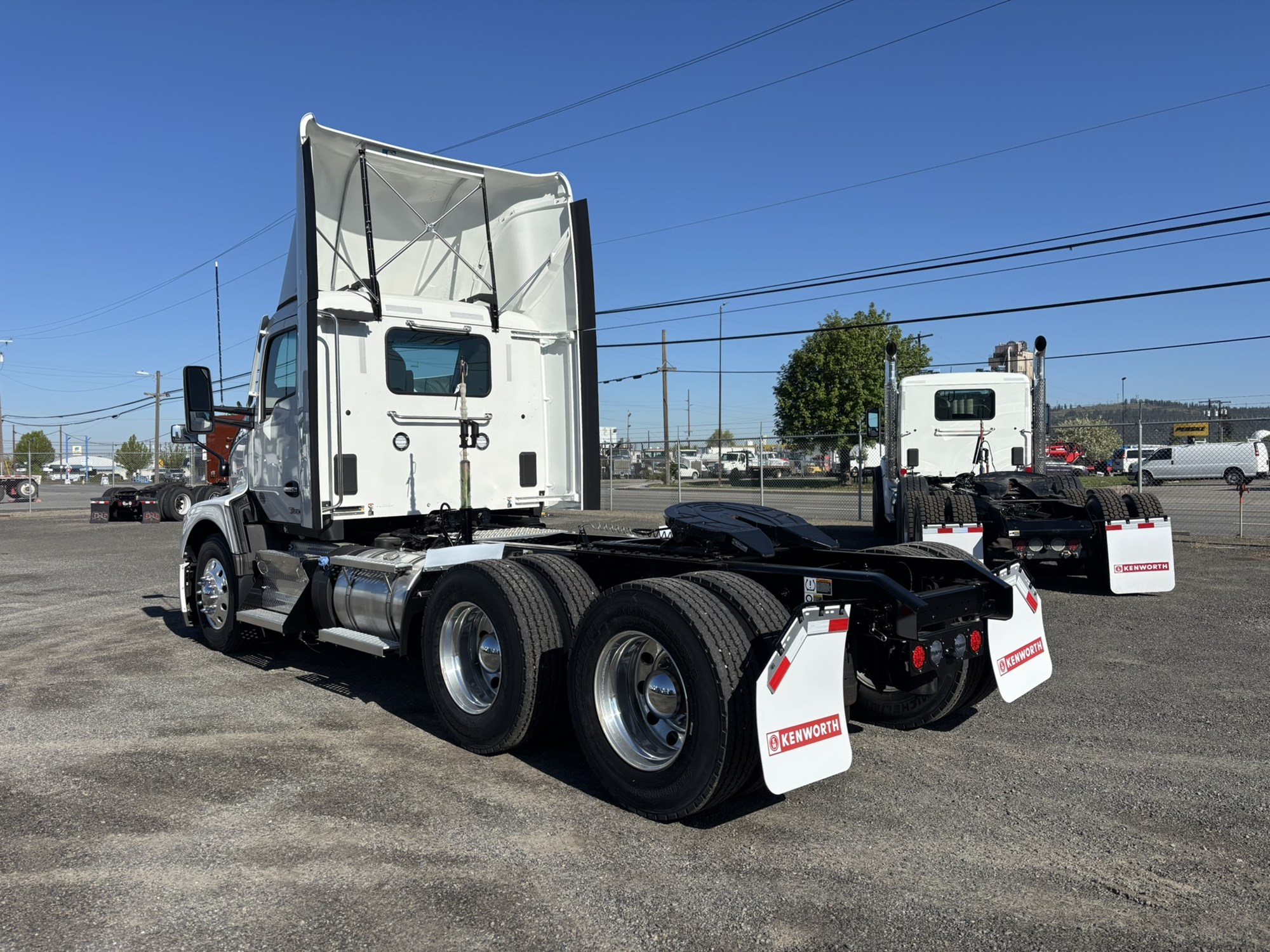2025 Kenworth T680 - image 3 of 6