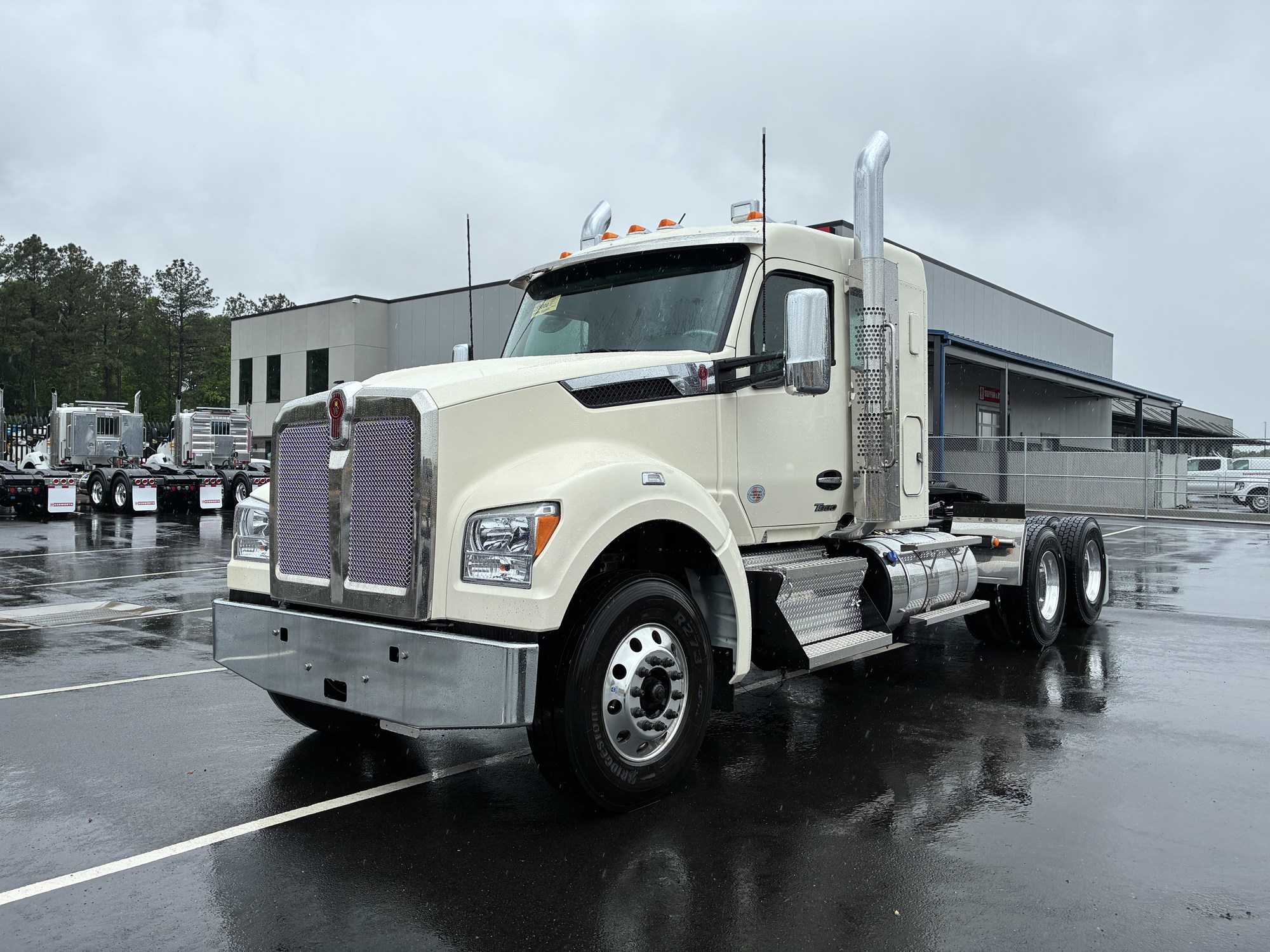 2027 Kenworth T880 2027 Kenworth T880 - image 1 of 6