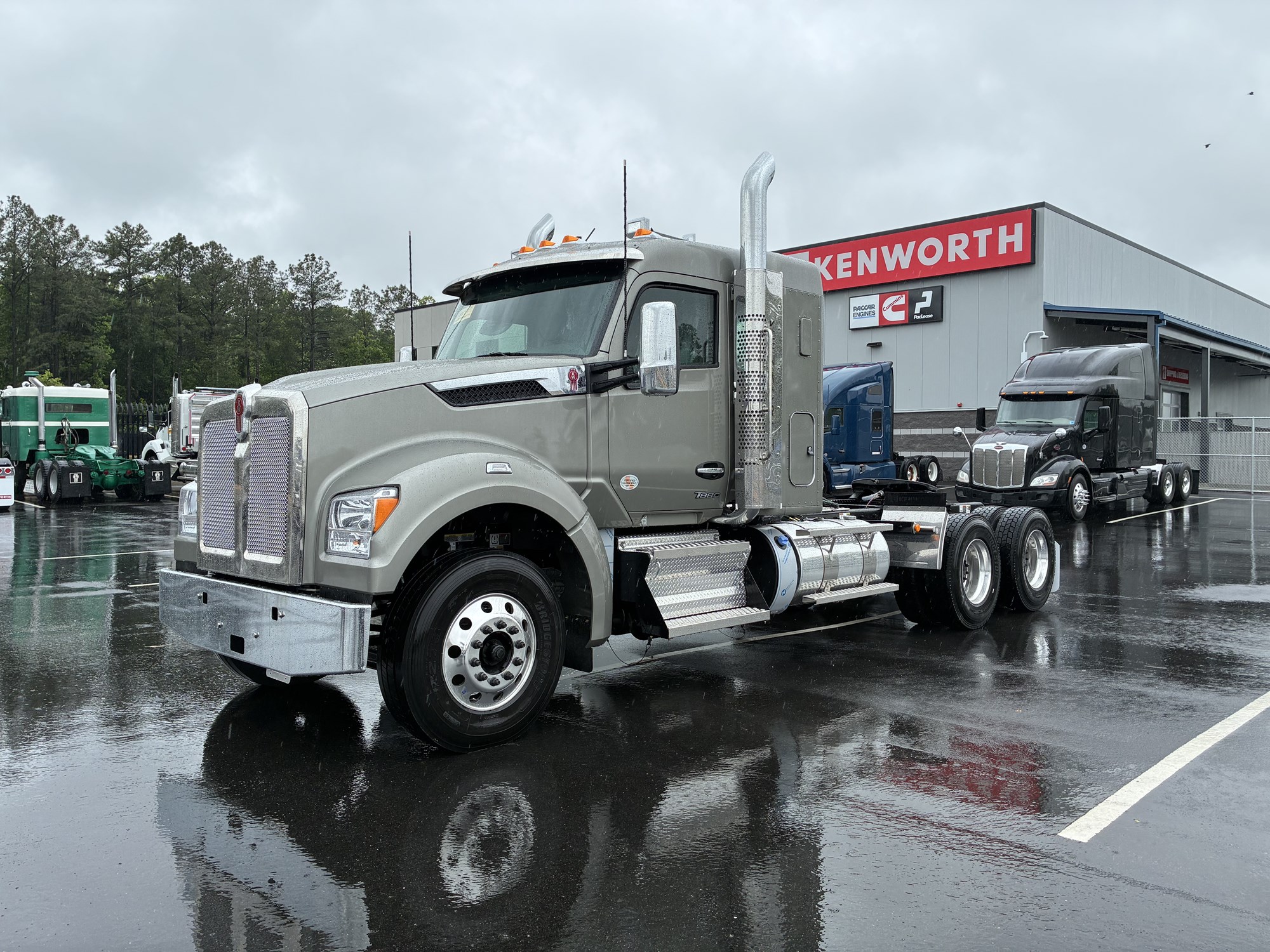 2027 Kenworth T880 2027 Kenworth T880 - image 1 of 6