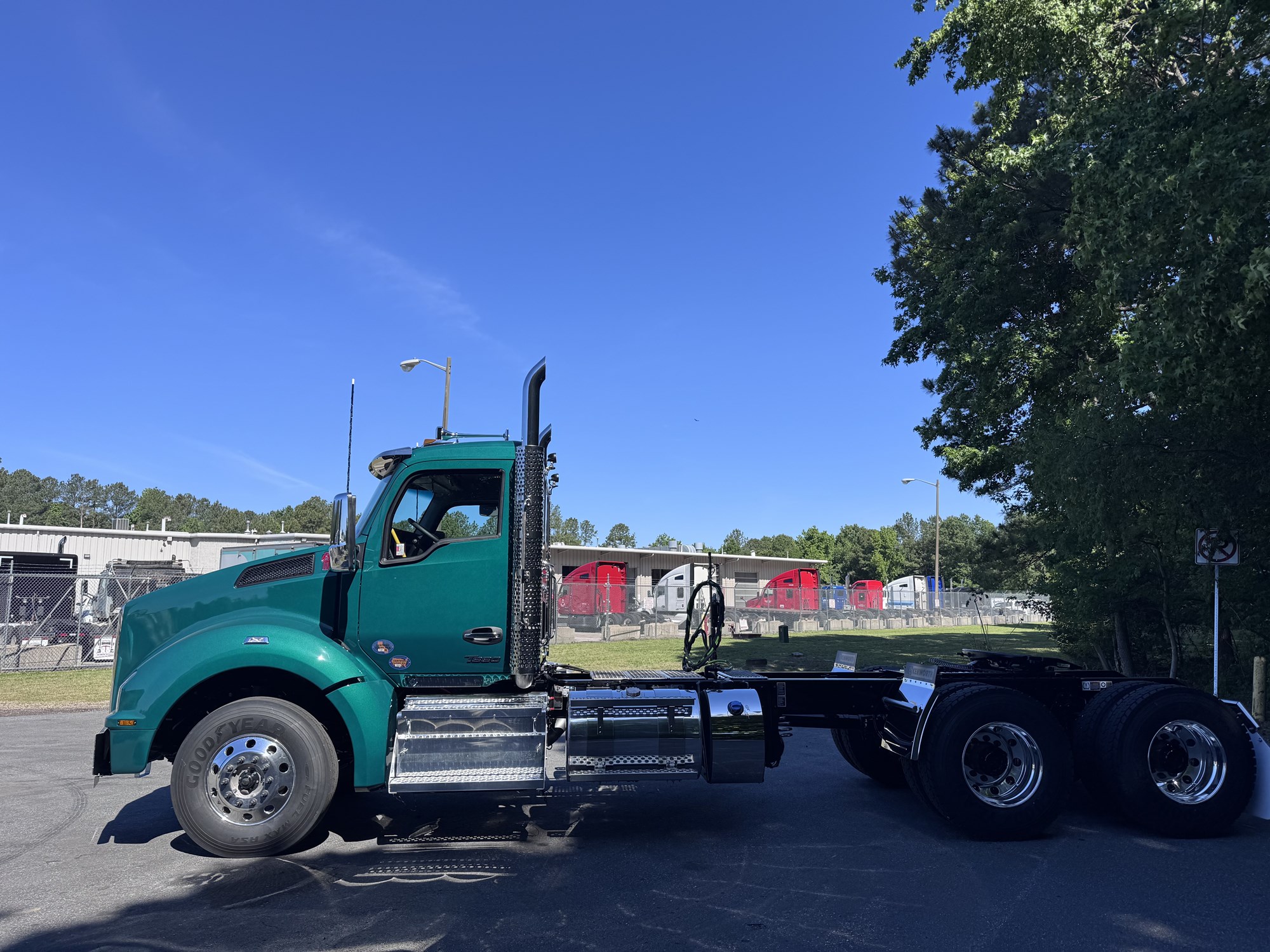 2027 Kenworth T880 2027 Kenworth T880 - image 2 of 6