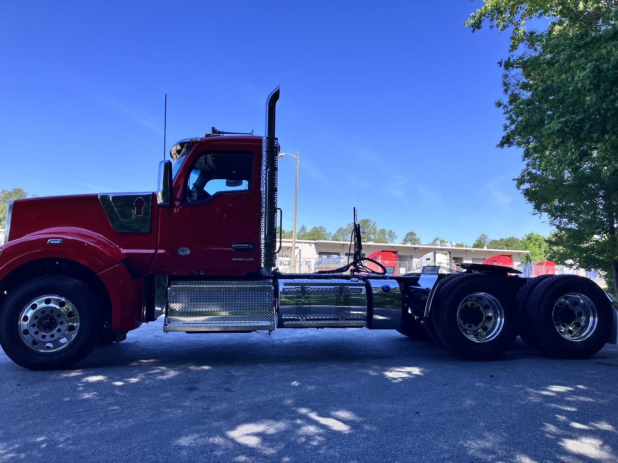 2027 Kenworth W990 2027 Kenworth W990 - image 2 of 6