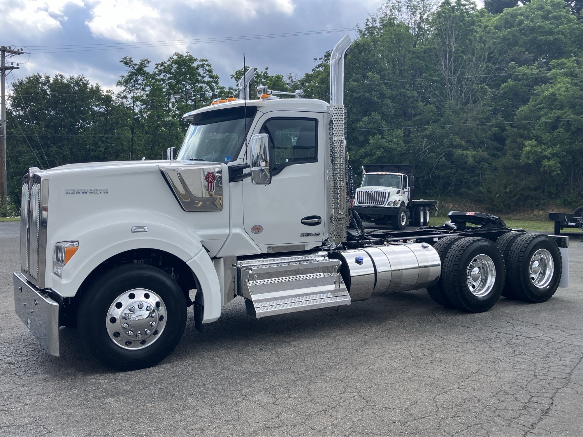 2027 Kenworth W990 2027 Kenworth W990 - image 1 of 6