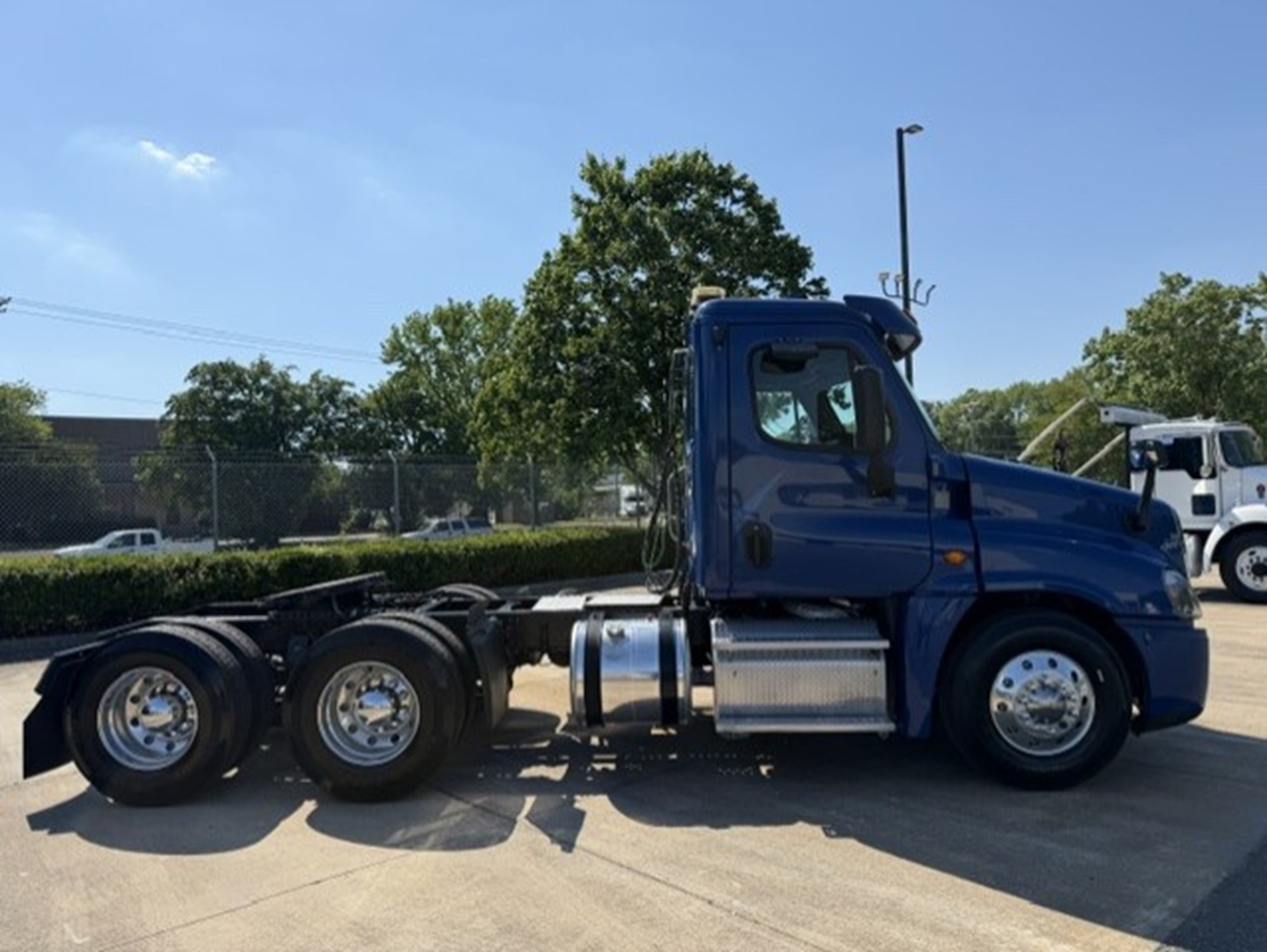 2016 Freightliner Cascadia - image 3 of 6