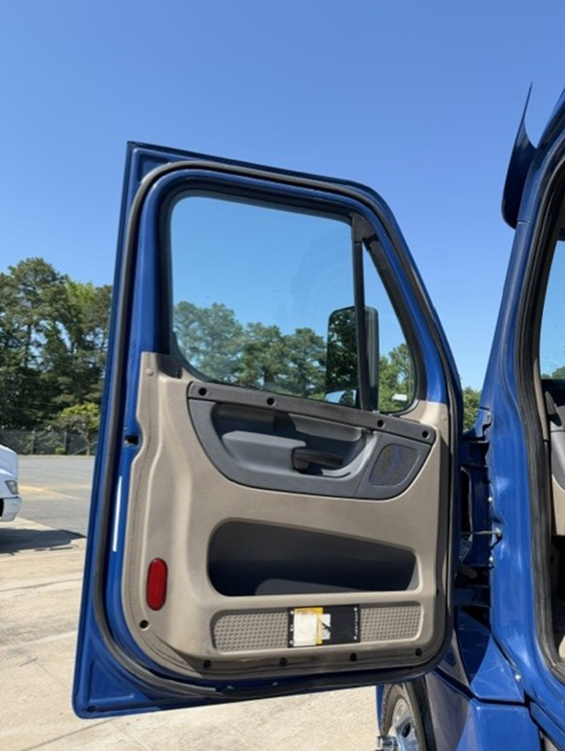 2016 Freightliner Cascadia - image 5 of 6