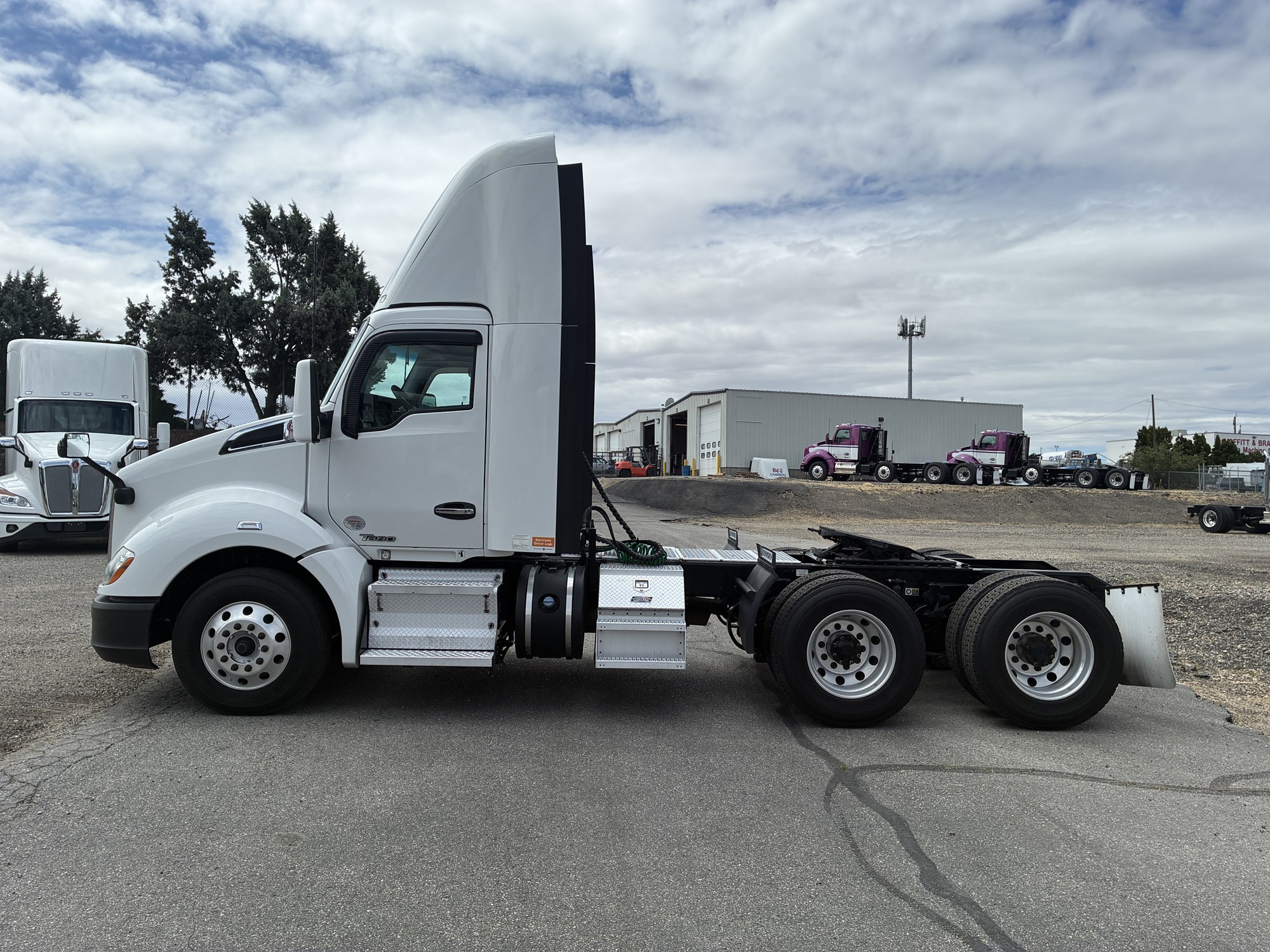 2019 Kenworth T680 - image 2 of 6