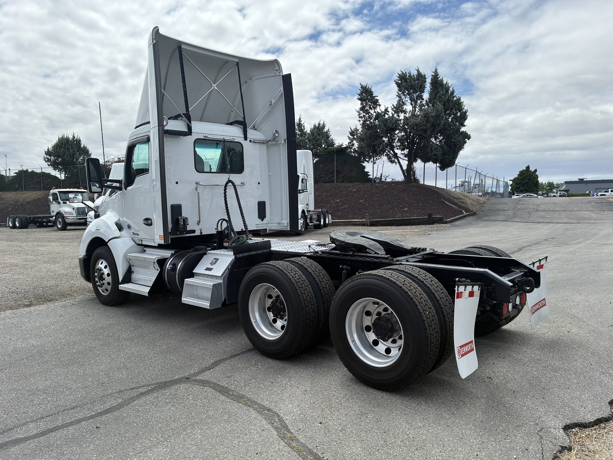 2019 Kenworth T680 - image 3 of 6