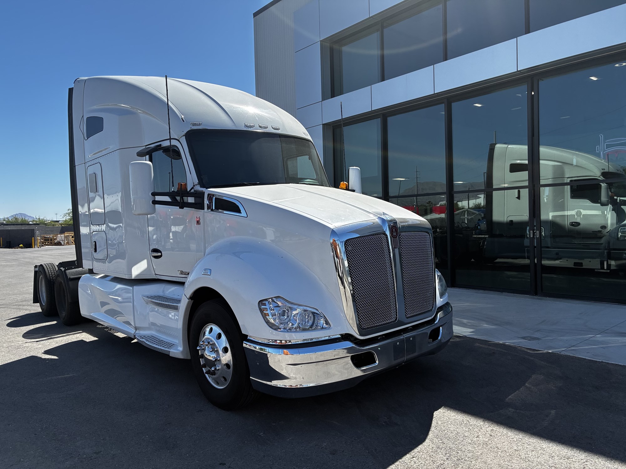 2020 Kenworth T680 2020 Kenworth T680 - image 1 of 6