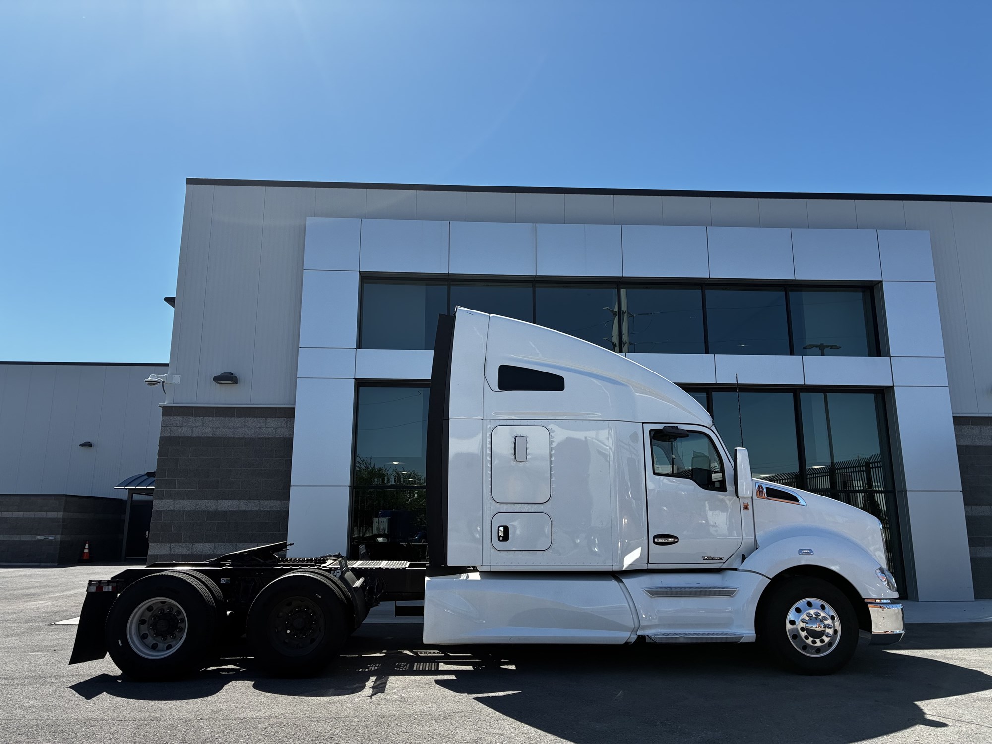 2020 Kenworth T680 2020 Kenworth T680 - image 2 of 6
