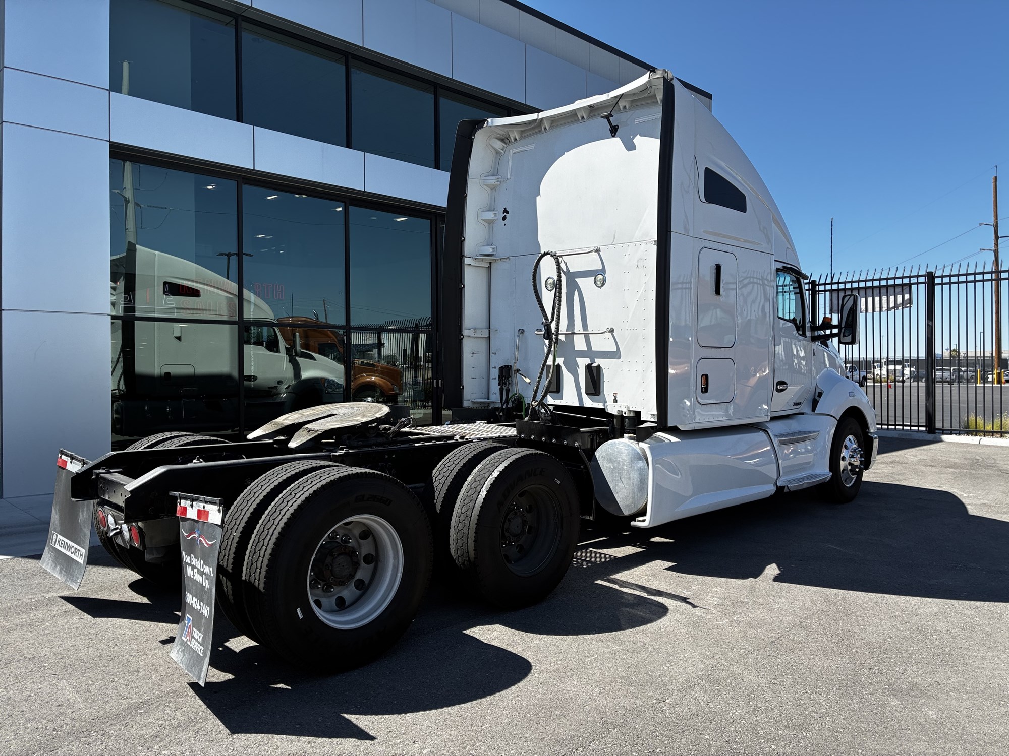2020 Kenworth T680 2020 Kenworth T680 - image 3 of 6
