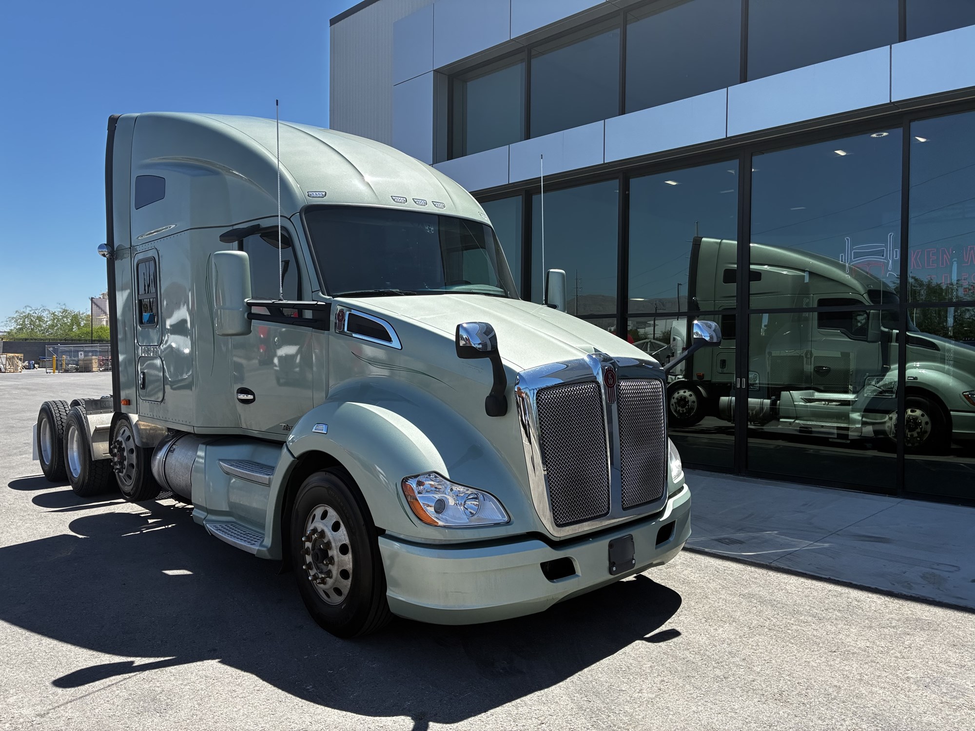 2021 Kenworth T680 - image 1 of 6