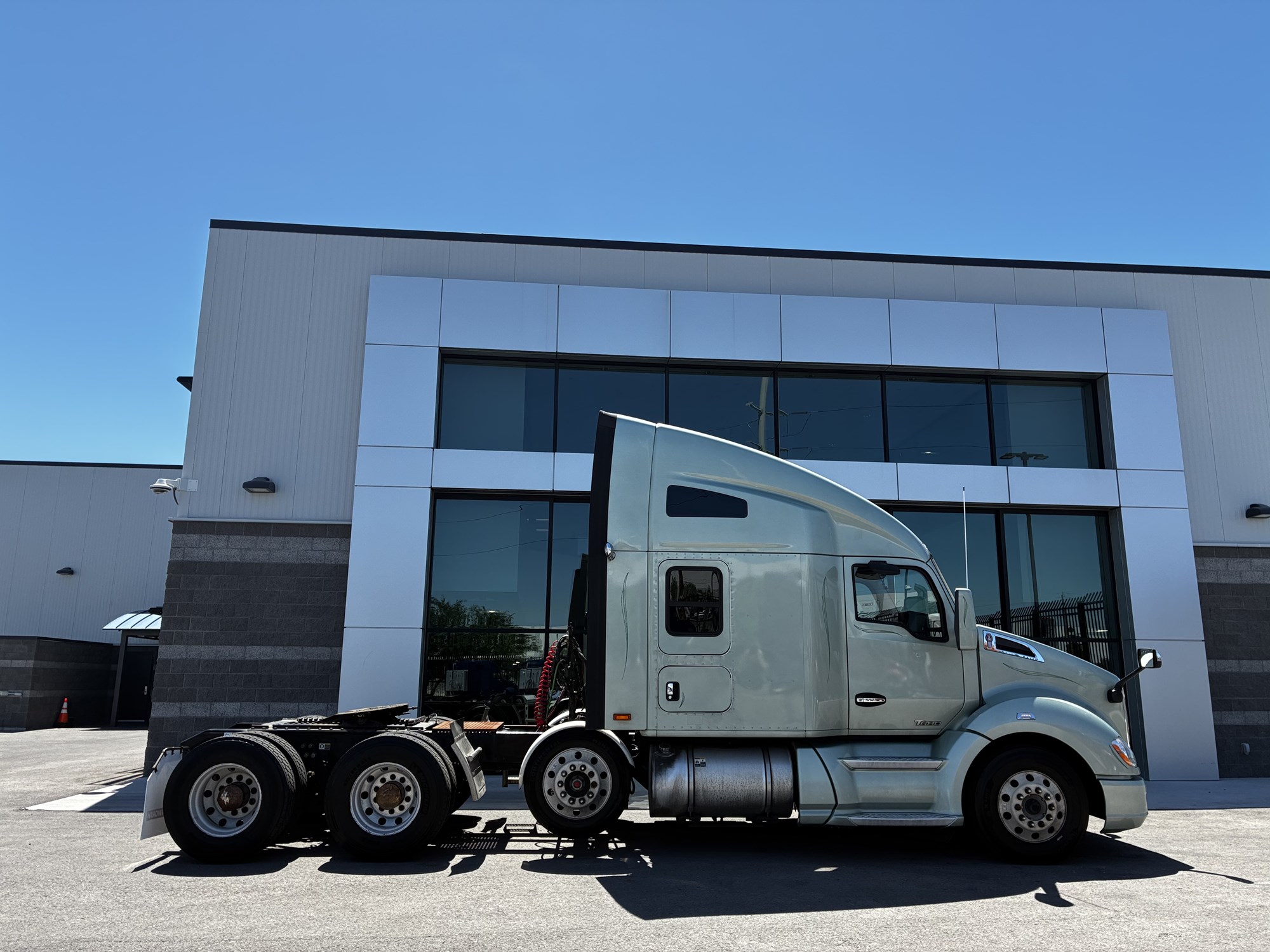2021 Kenworth T680 - image 2 of 6
