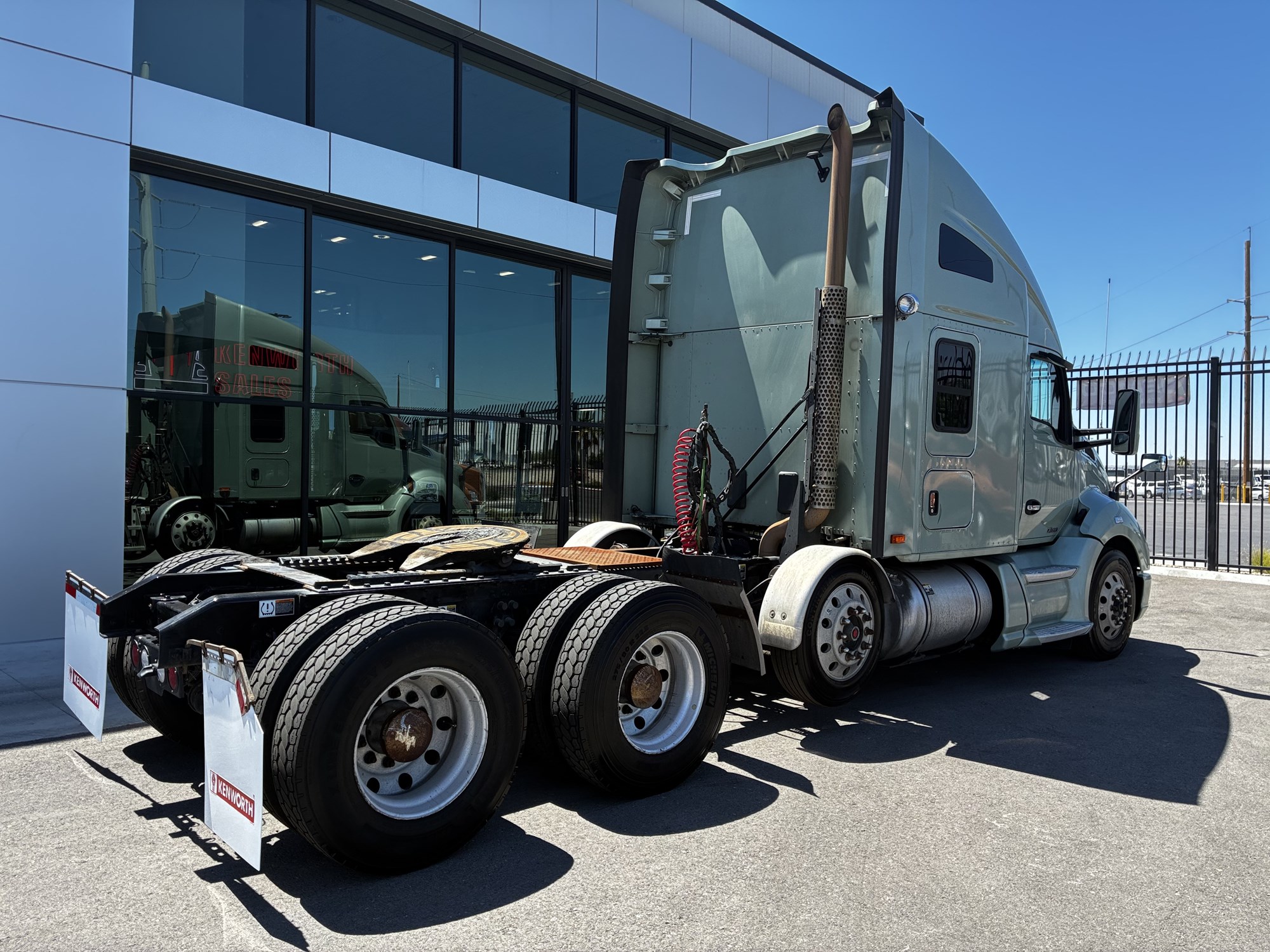 2021 Kenworth T680 - image 3 of 6