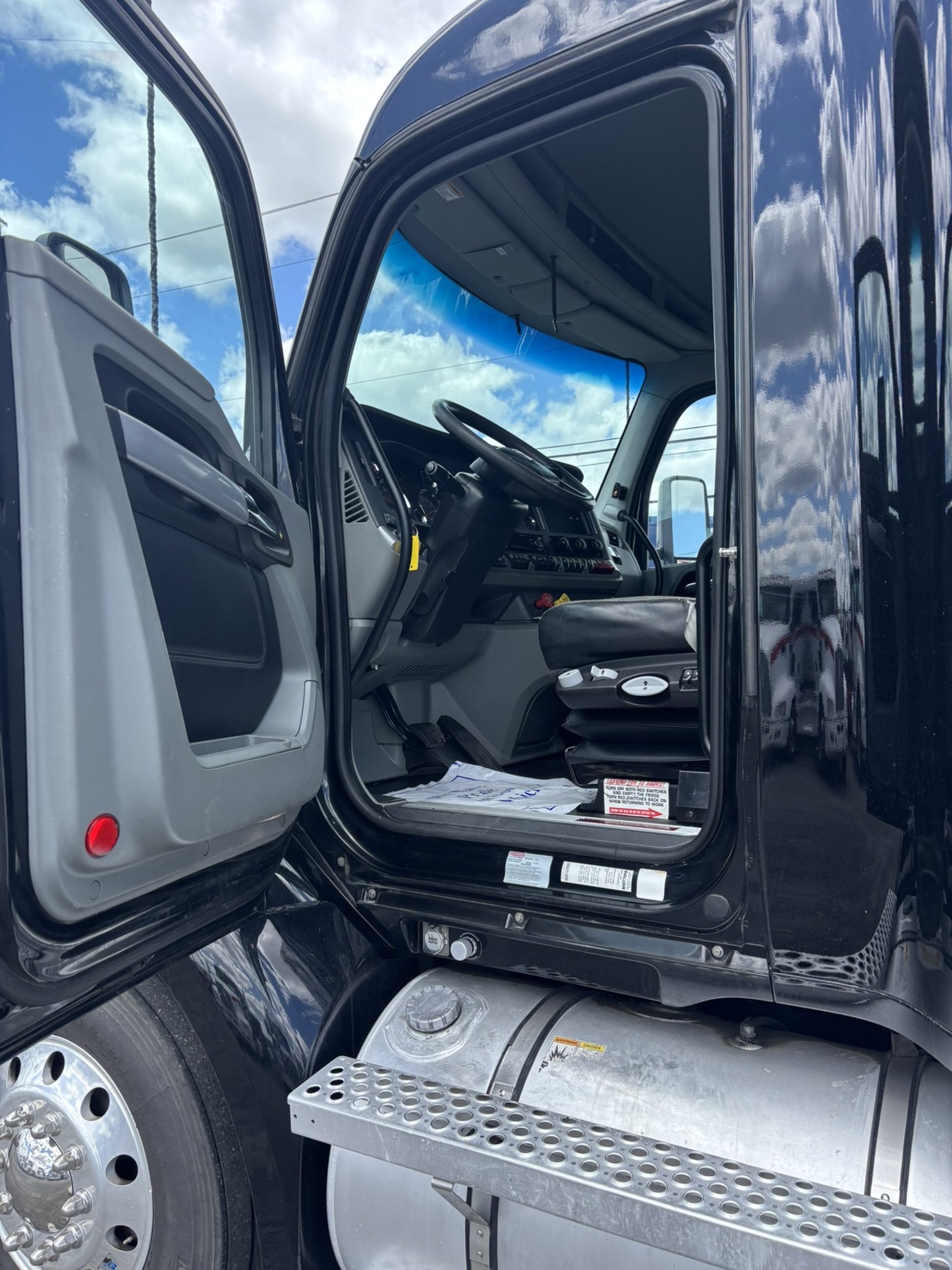 2021 Kenworth T680 - image 5 of 6