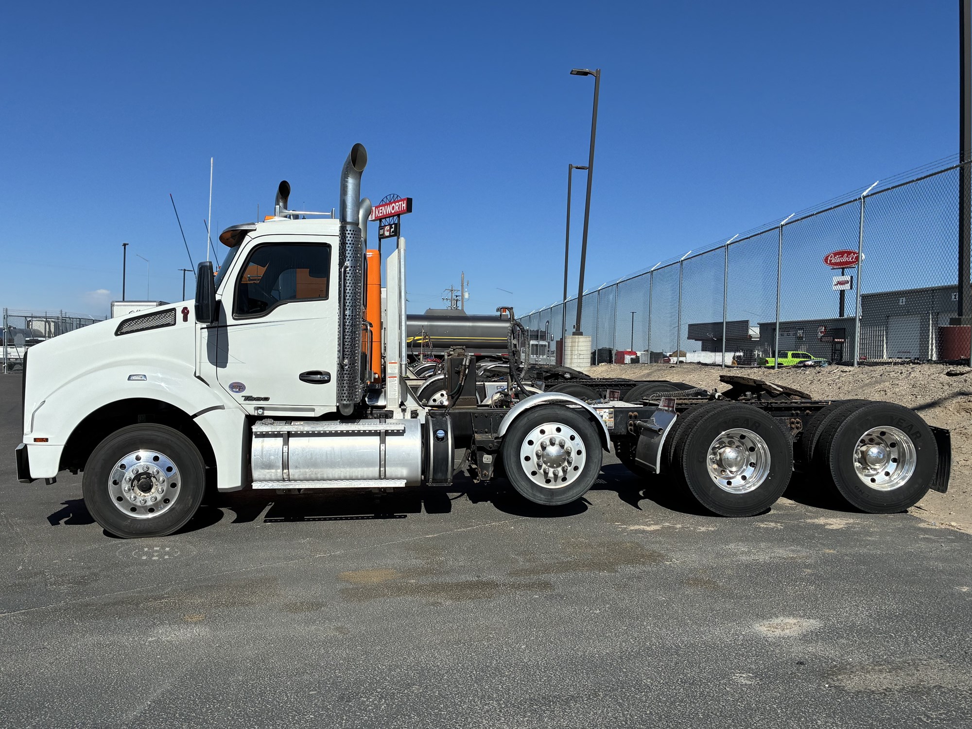 2021 Kenworth T880 2021 Kenworth T880 - image 2 of 6
