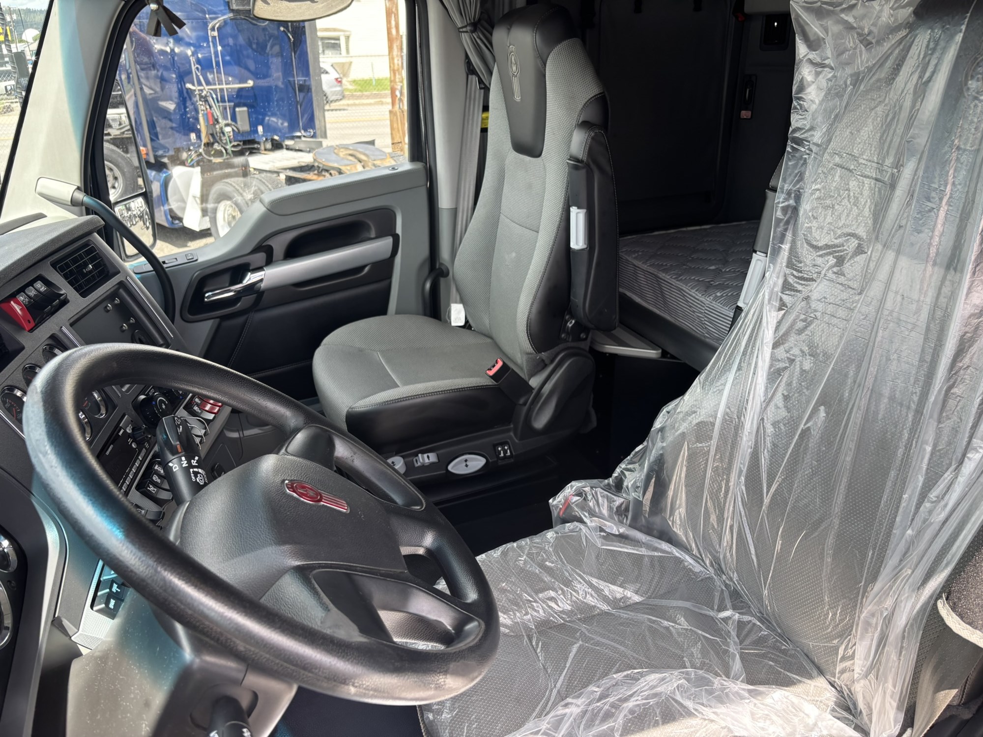 2020 Kenworth T680 - image 5 of 6