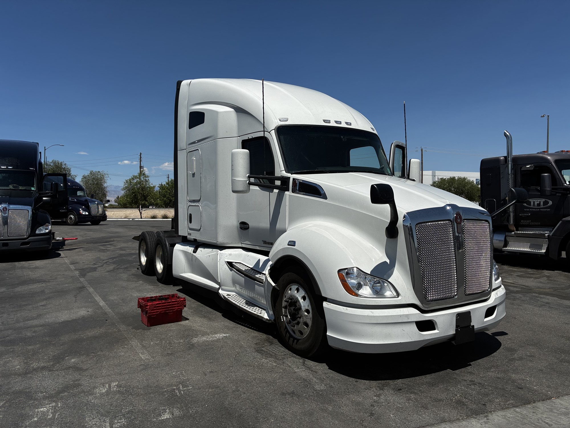 2022 Kenworth T680 2022 Kenworth T680 - image 1 of 2