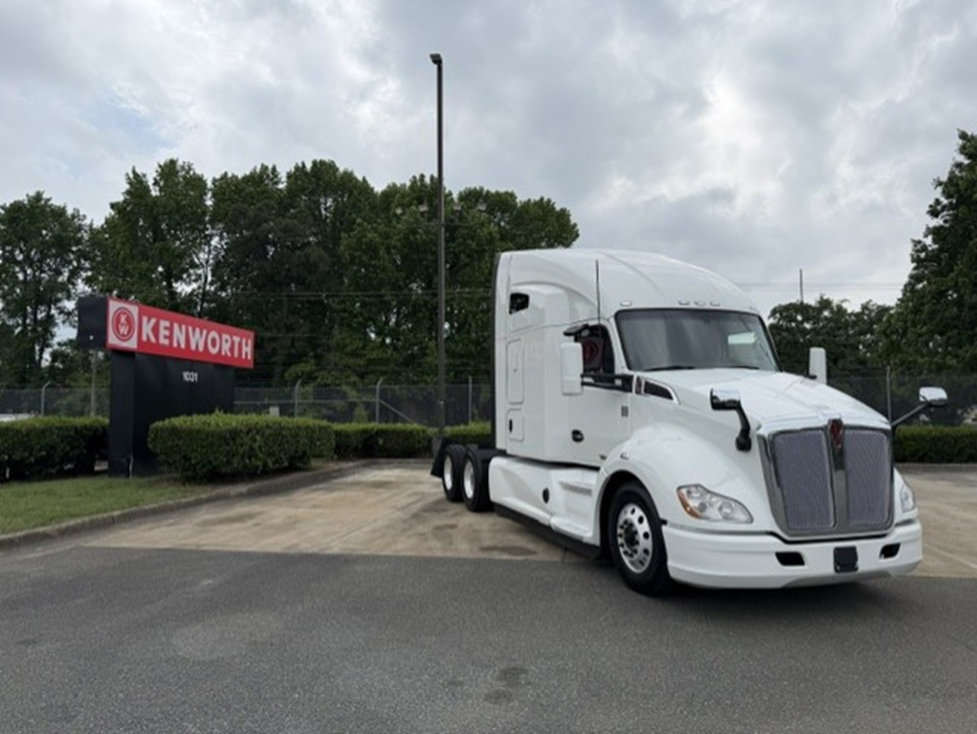 2022 Kenworth T680 - image 1 of 6