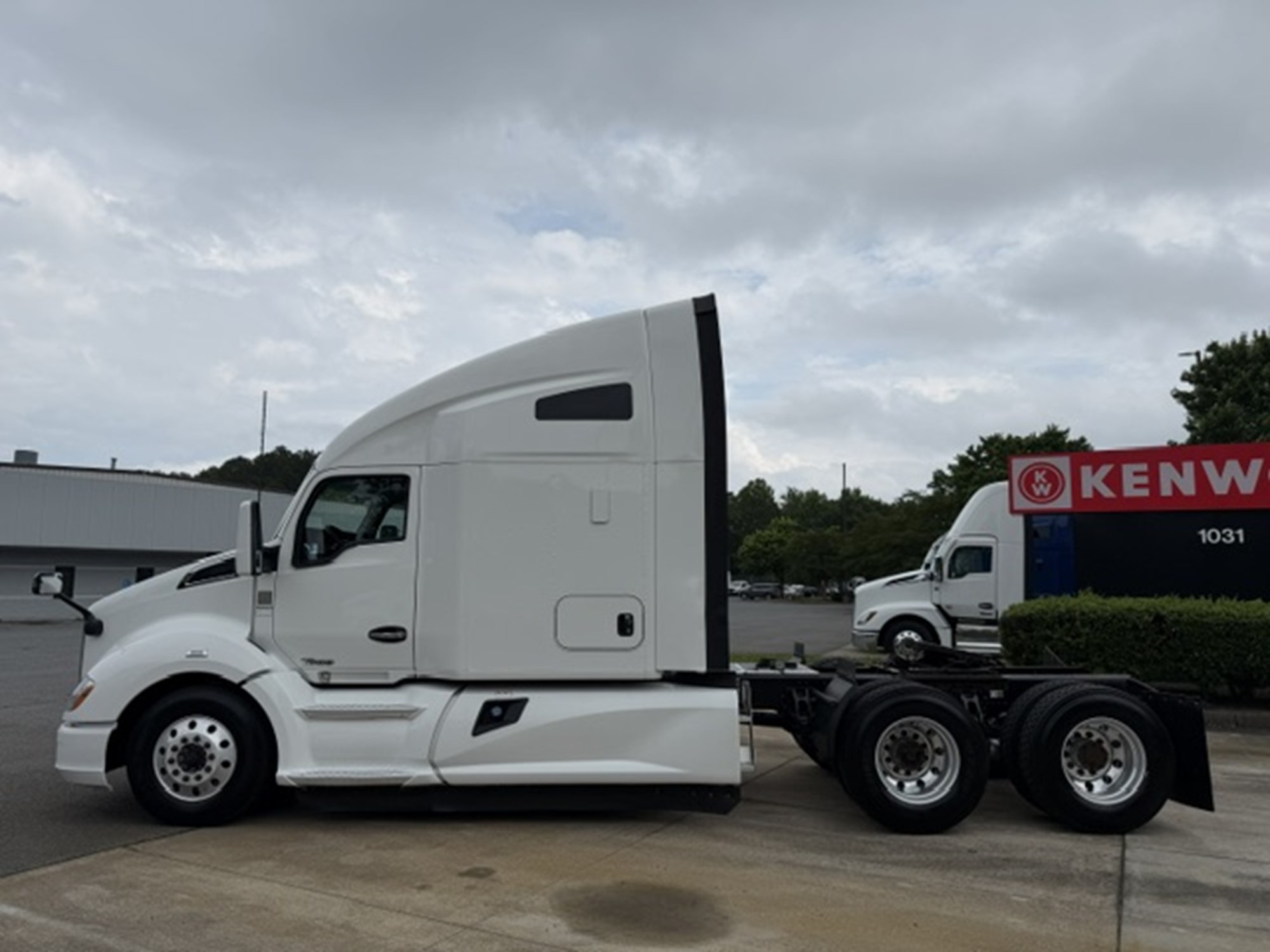 2022 Kenworth T680 - image 2 of 6
