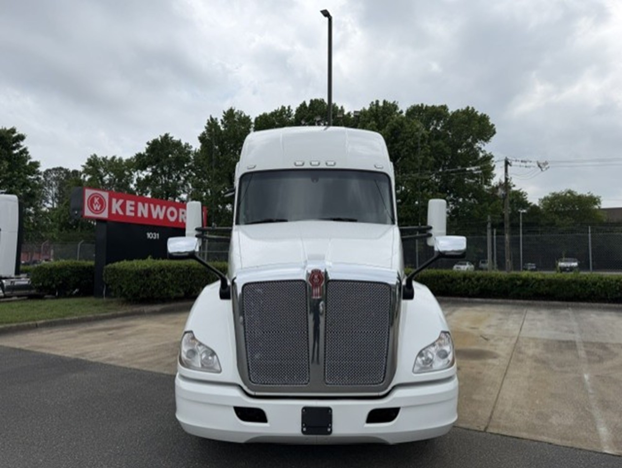 2022 Kenworth T680 - image 3 of 6