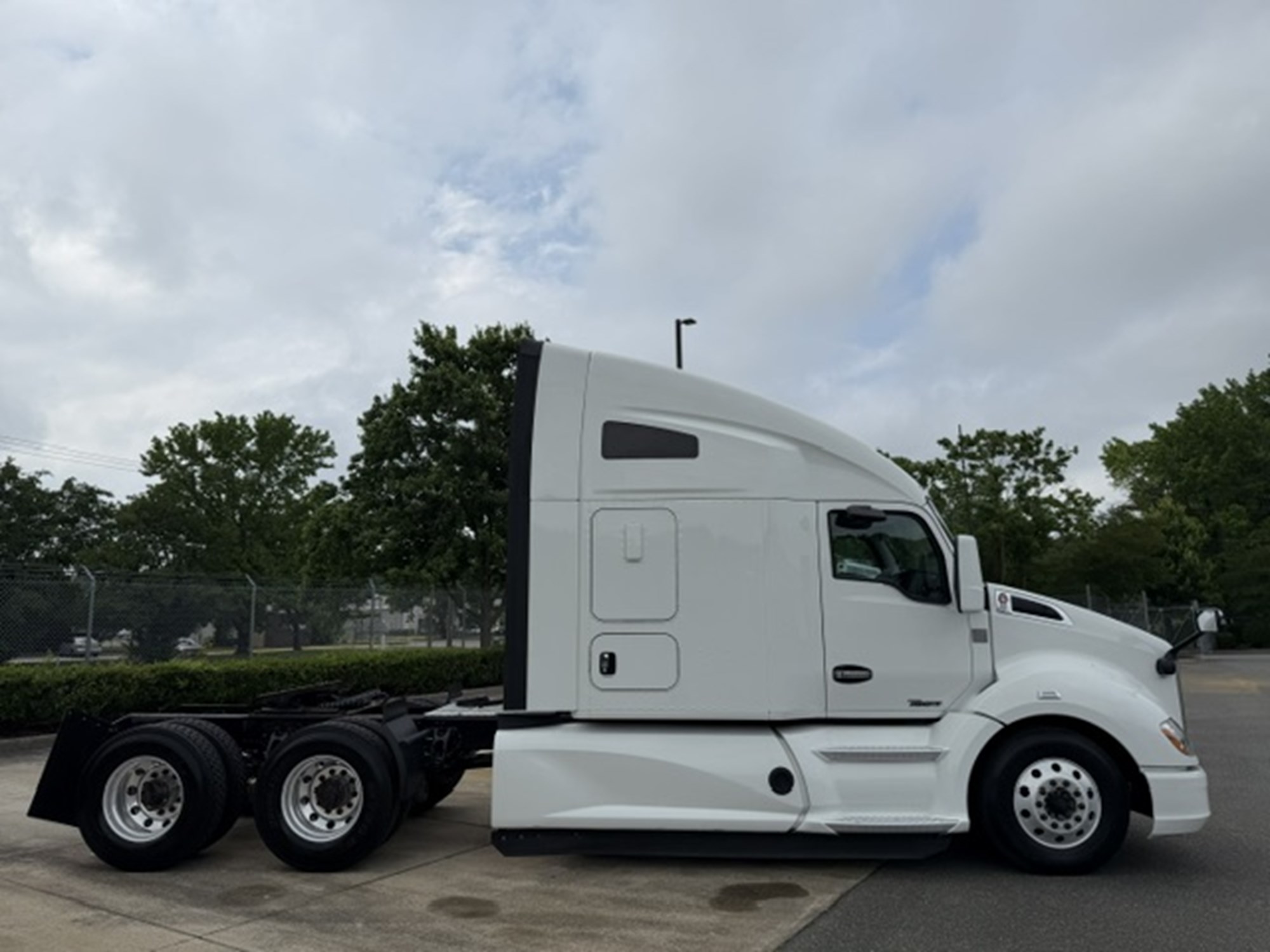 2022 Kenworth T680 - image 5 of 6