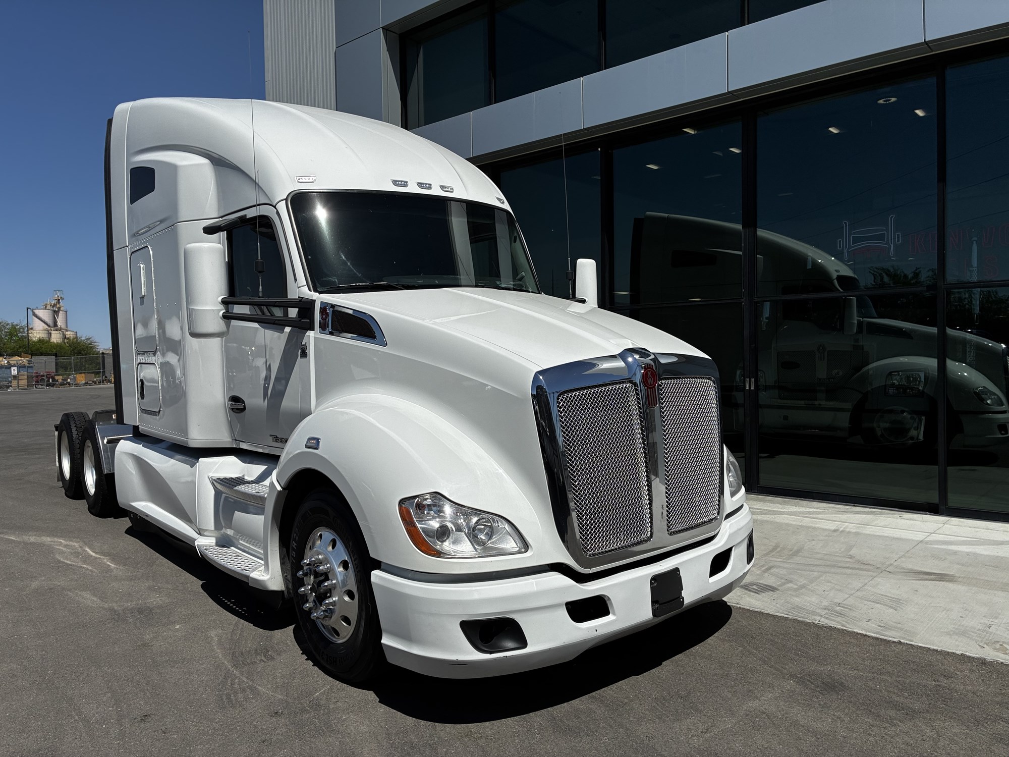 2022 Kenworth T680 2022 Kenworth T680 - image 1 of 6