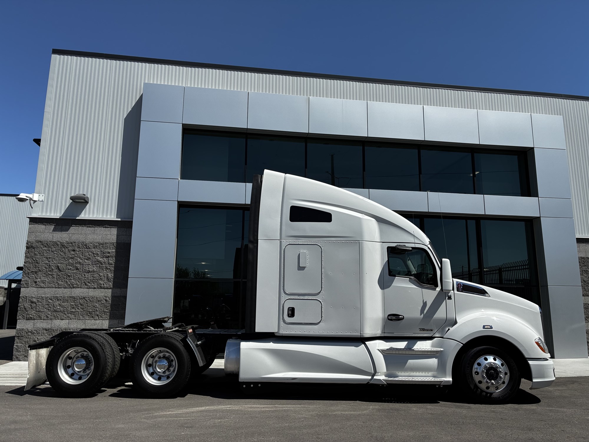 2022 Kenworth T680 2022 Kenworth T680 - image 2 of 6