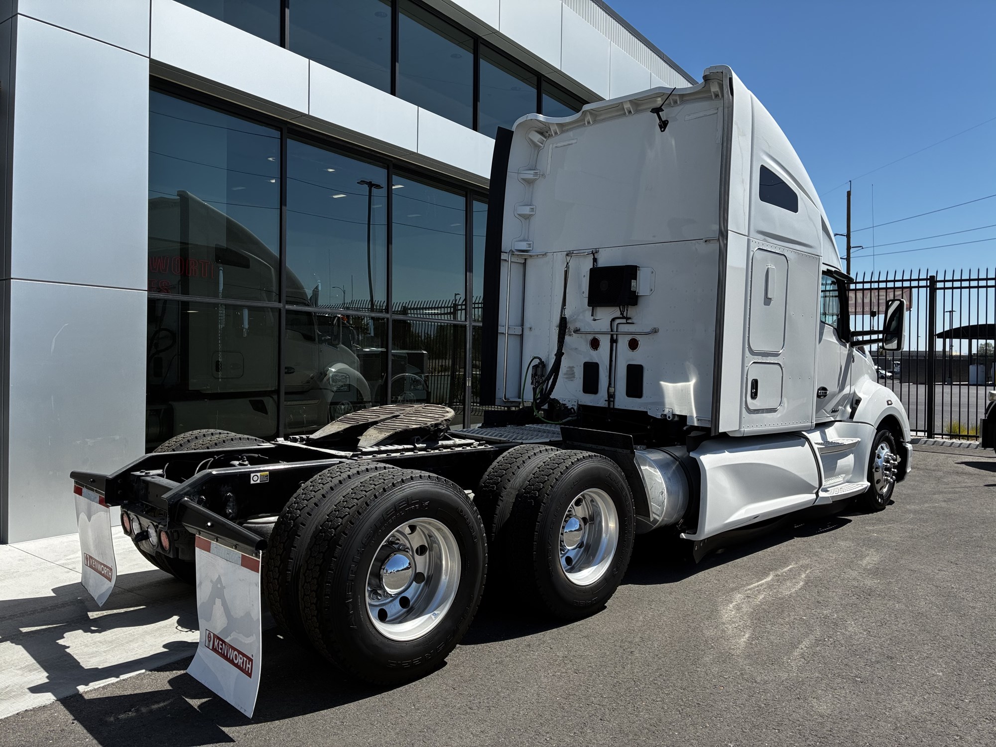2022 Kenworth T680 2022 Kenworth T680 - image 3 of 6