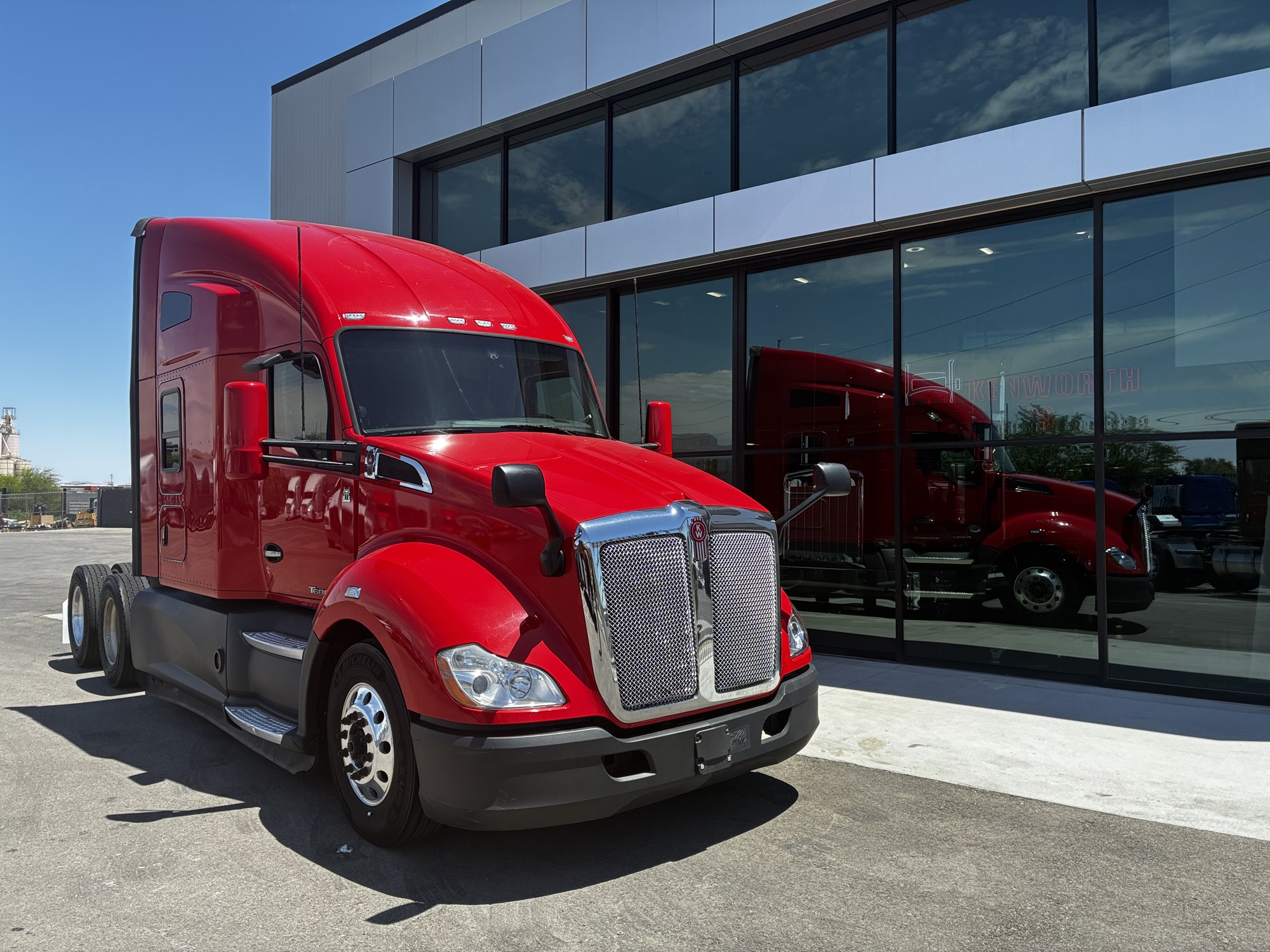 2022 Kenworth T680 2022 Kenworth T680 - image 1 of 6