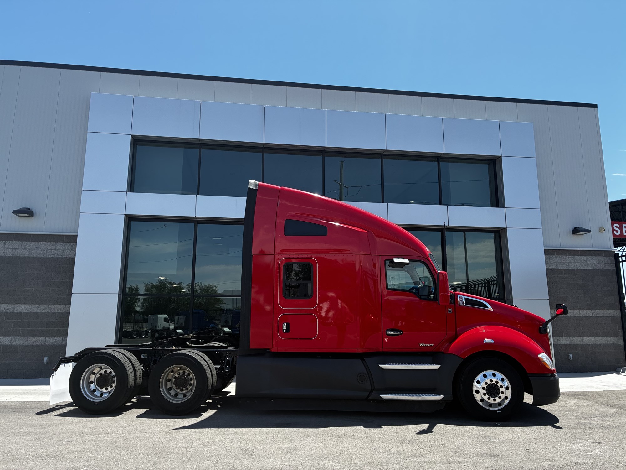 2022 Kenworth T680 2022 Kenworth T680 - image 2 of 6