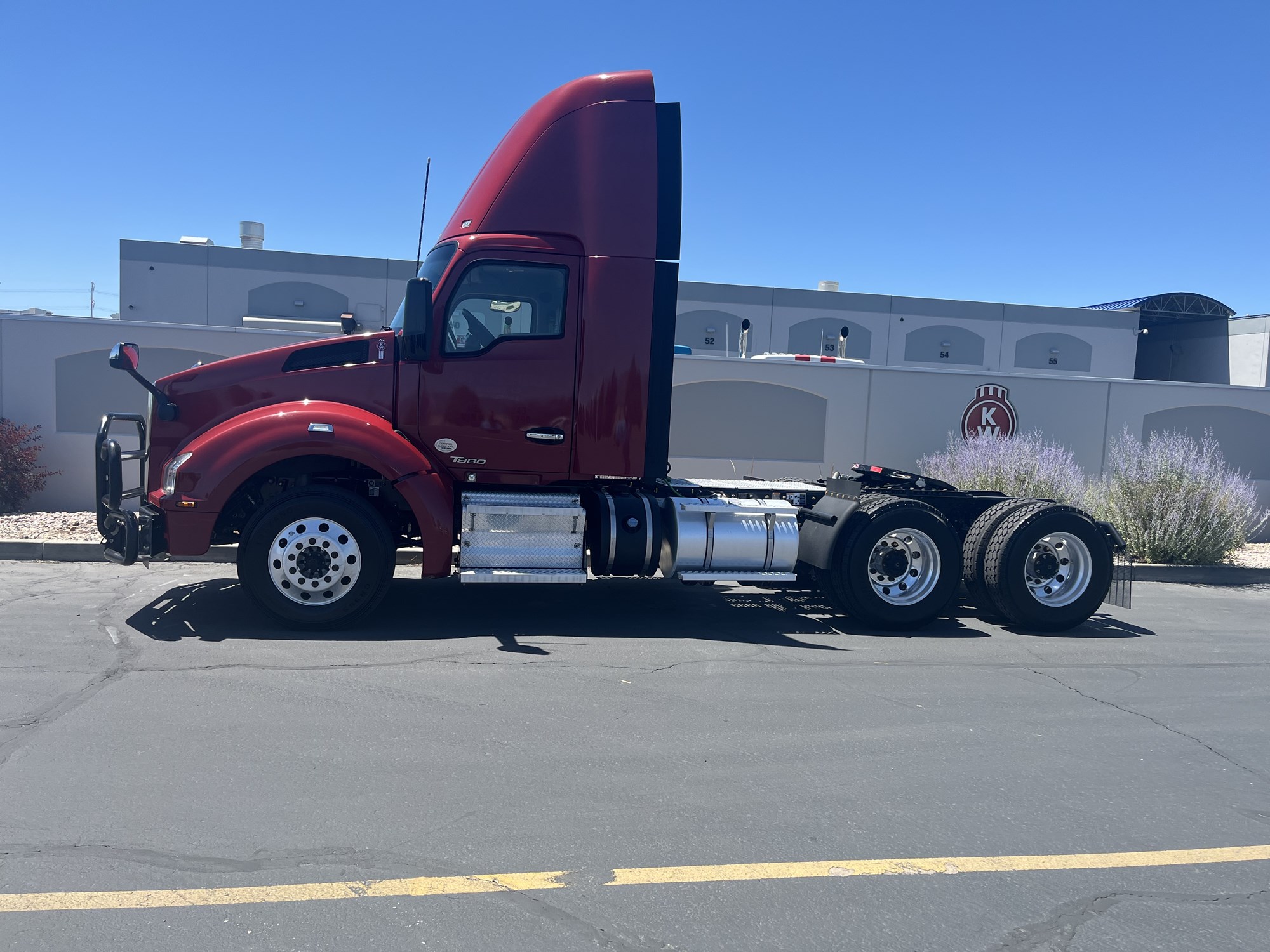 2022 Kenworth T880 2022 Kenworth T880 - image 1 of 6