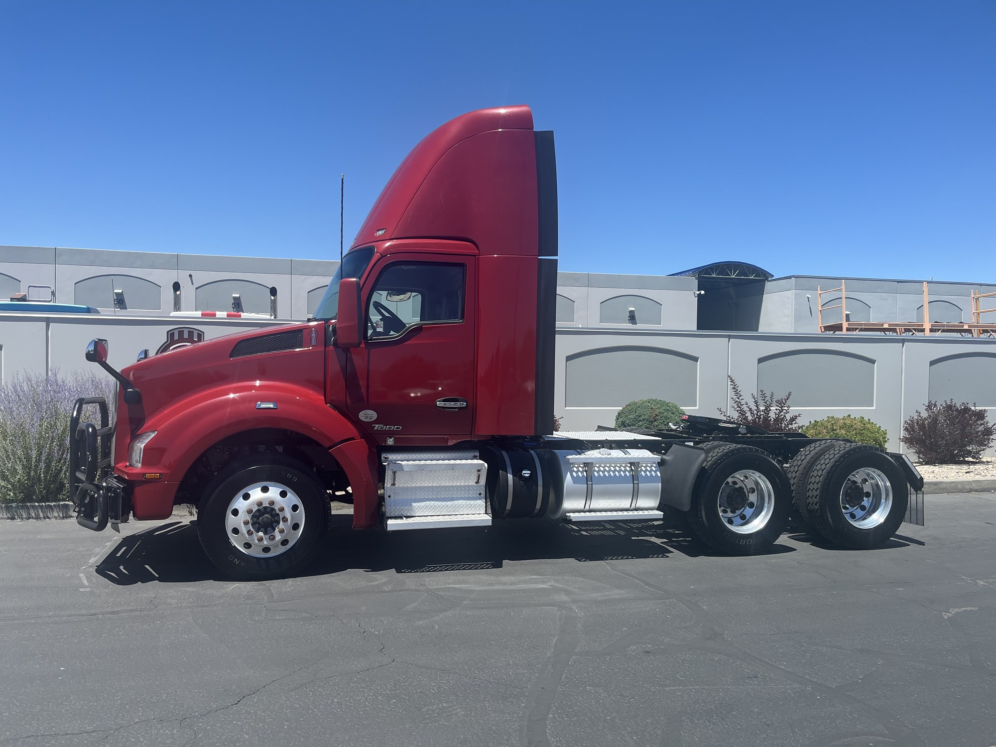 2022 Kenworth T880 2022 Kenworth T880 - image 2 of 6