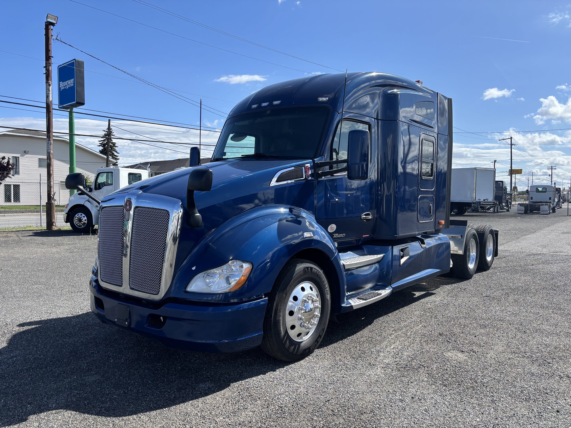 2022 Kenworth T680 2022 Kenworth T680 - image 1 of 6