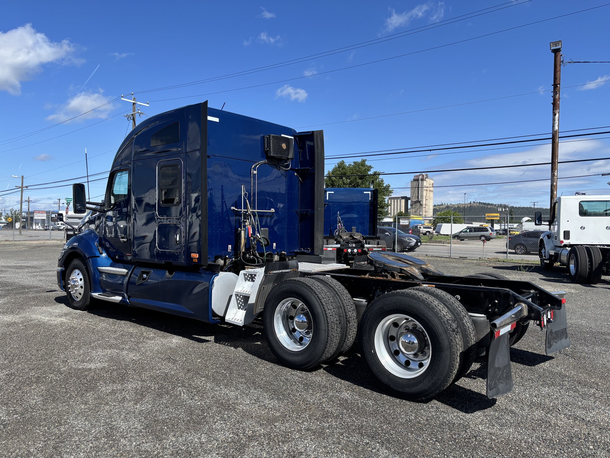 2022 Kenworth T680 2022 Kenworth T680 - image 4 of 6
