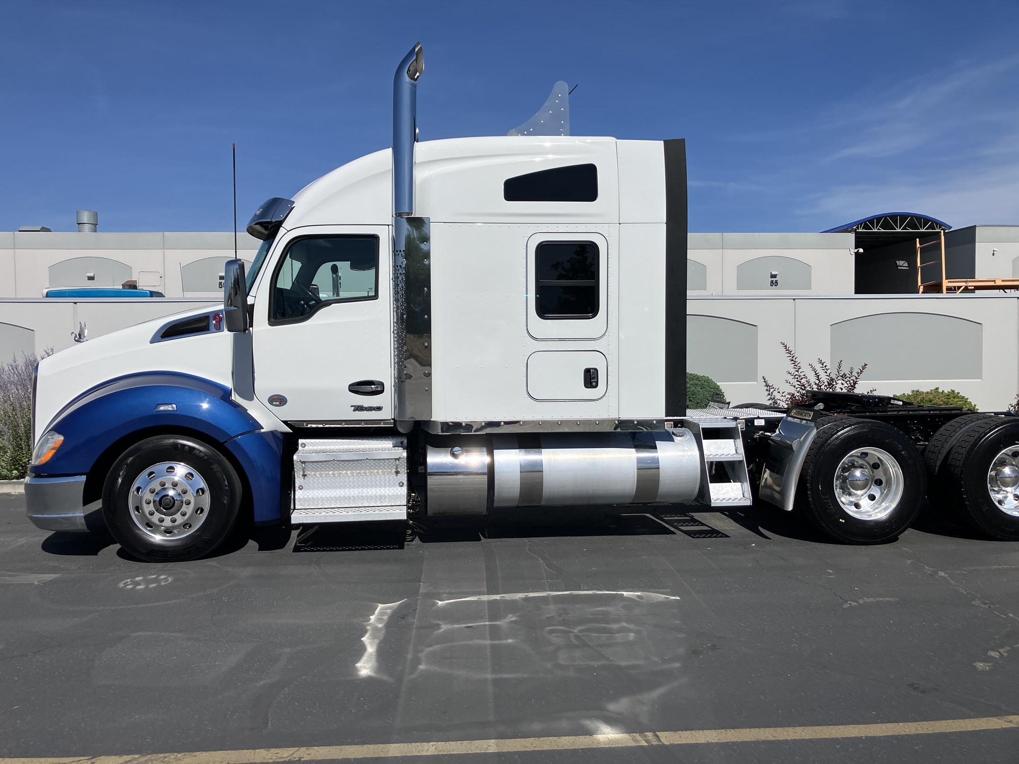 2022 Kenworth T680 2022 Kenworth T680 - image 1 of 6