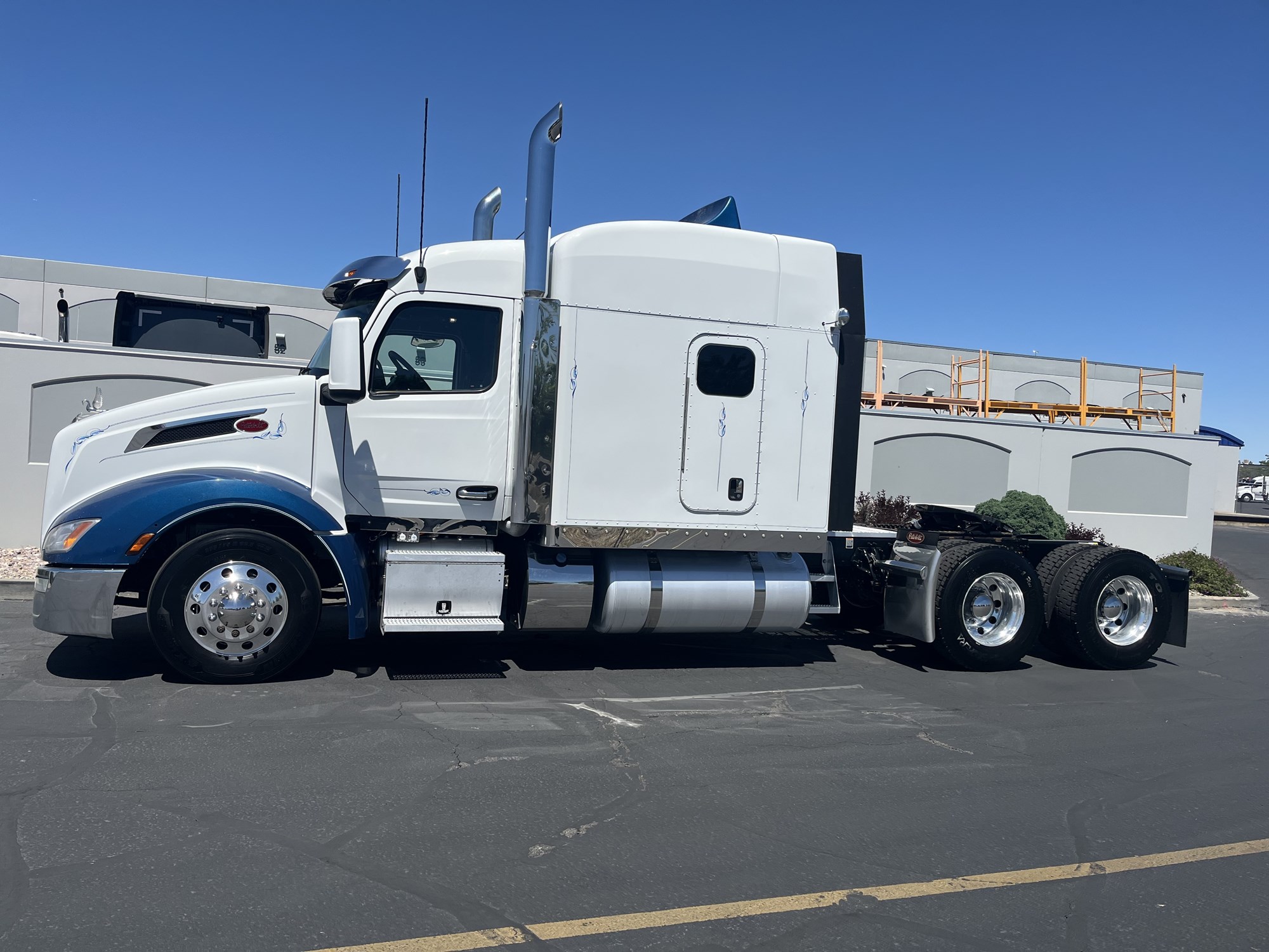 2023 Peterbilt 579 2023 Peterbilt 579 - image 1 of 6