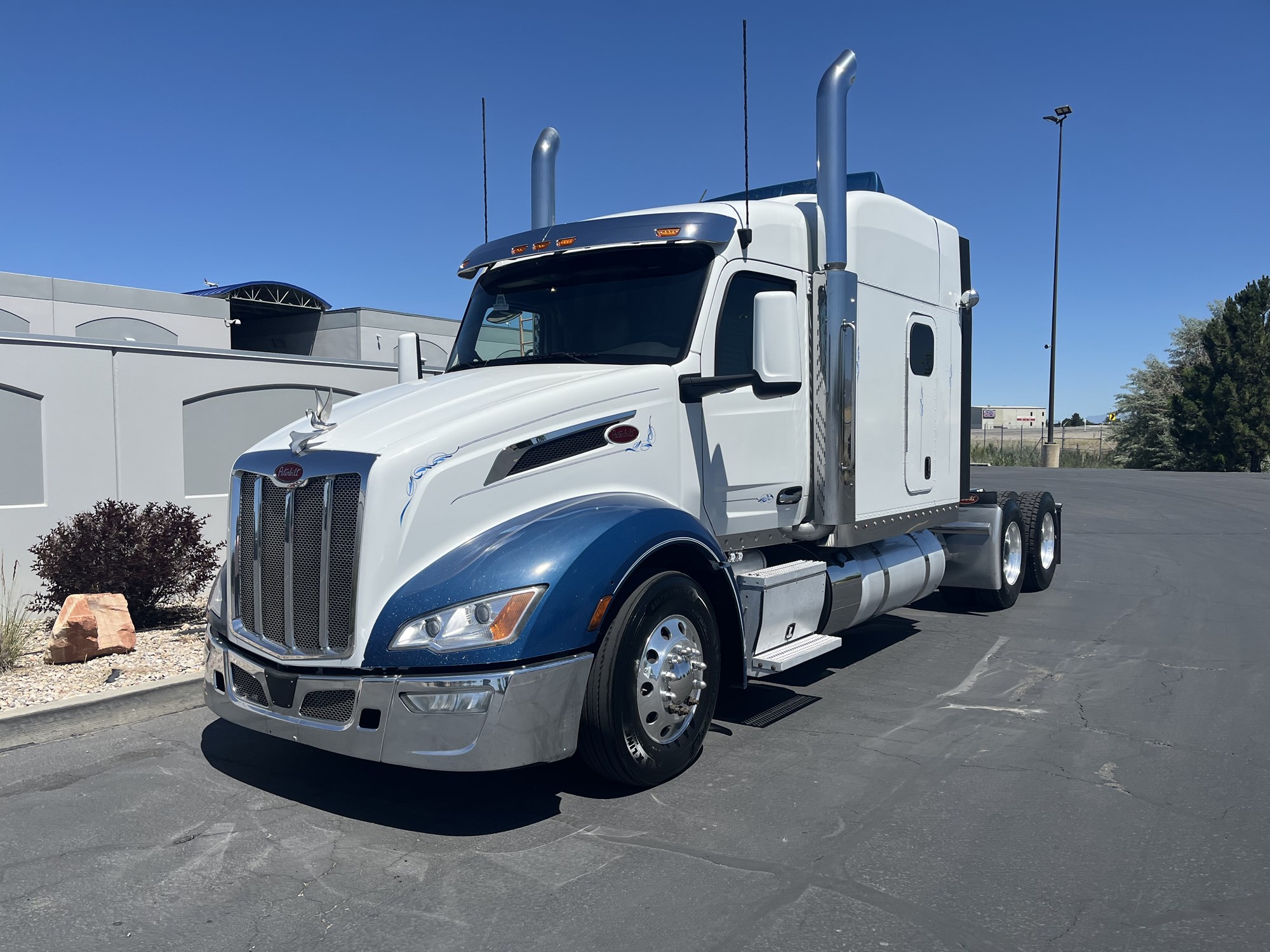 2023 Peterbilt 579 2023 Peterbilt 579 - image 2 of 6