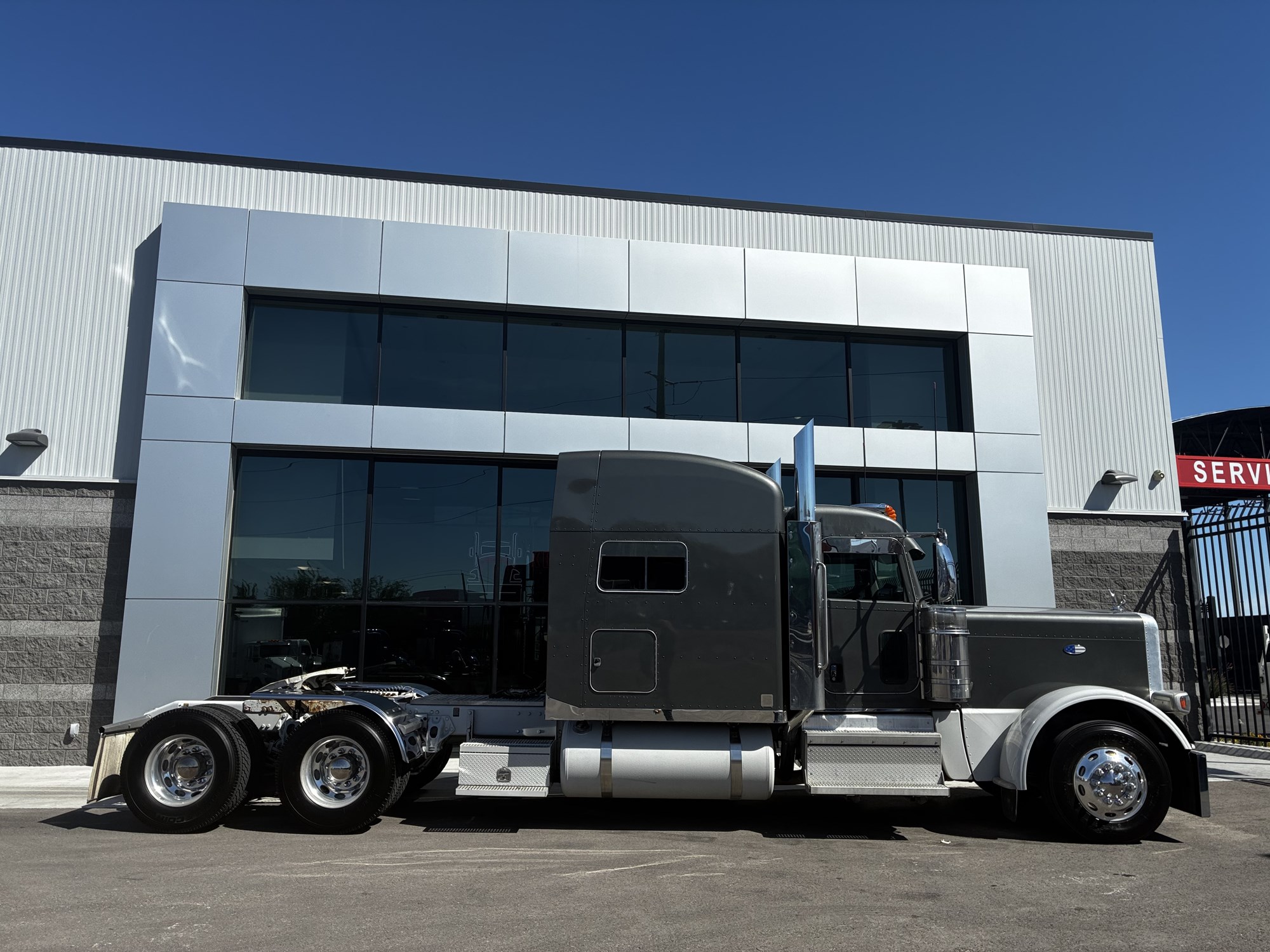 2023 Peterbilt 389 2023 Peterbilt 389 - image 2 of 6