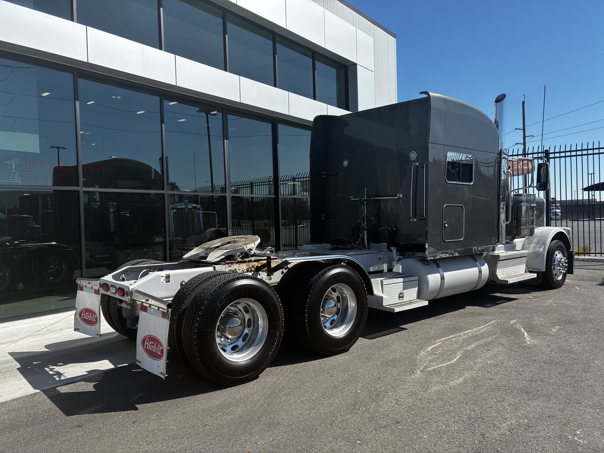 2023 Peterbilt 389 2023 Peterbilt 389 - image 3 of 6