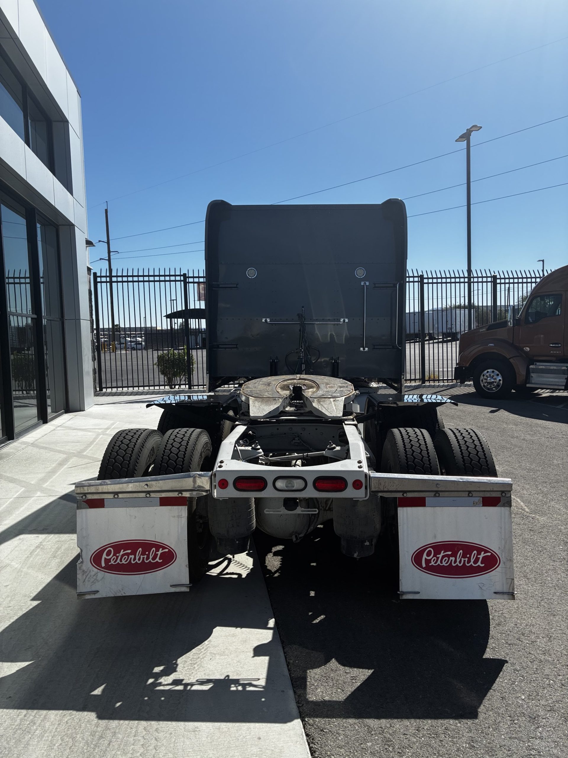 2023 Peterbilt 389 2023 Peterbilt 389 - image 4 of 6