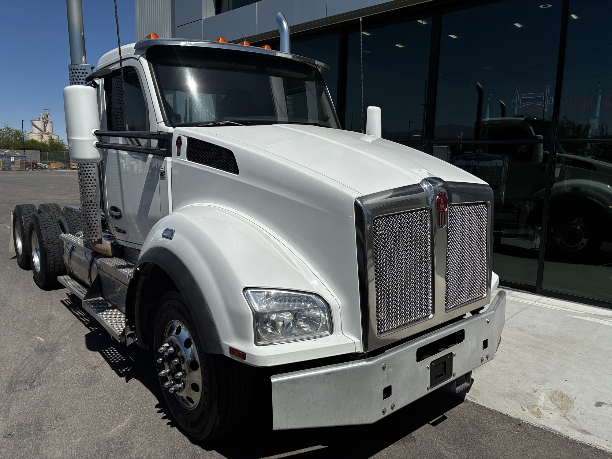 2023 Kenworth T880 2023 Kenworth T880 - image 1 of 6