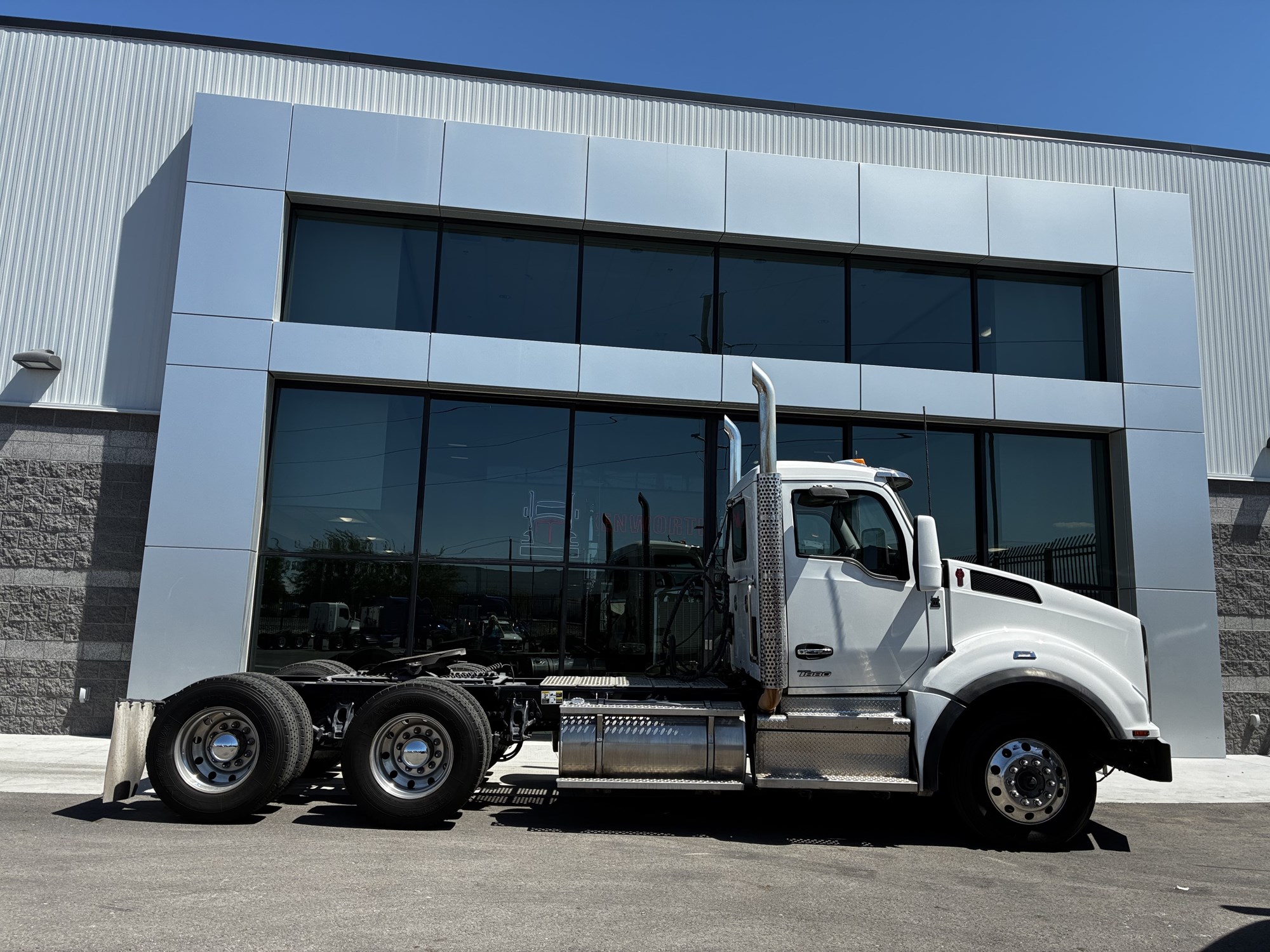 2023 Kenworth T880 2023 Kenworth T880 - image 2 of 6