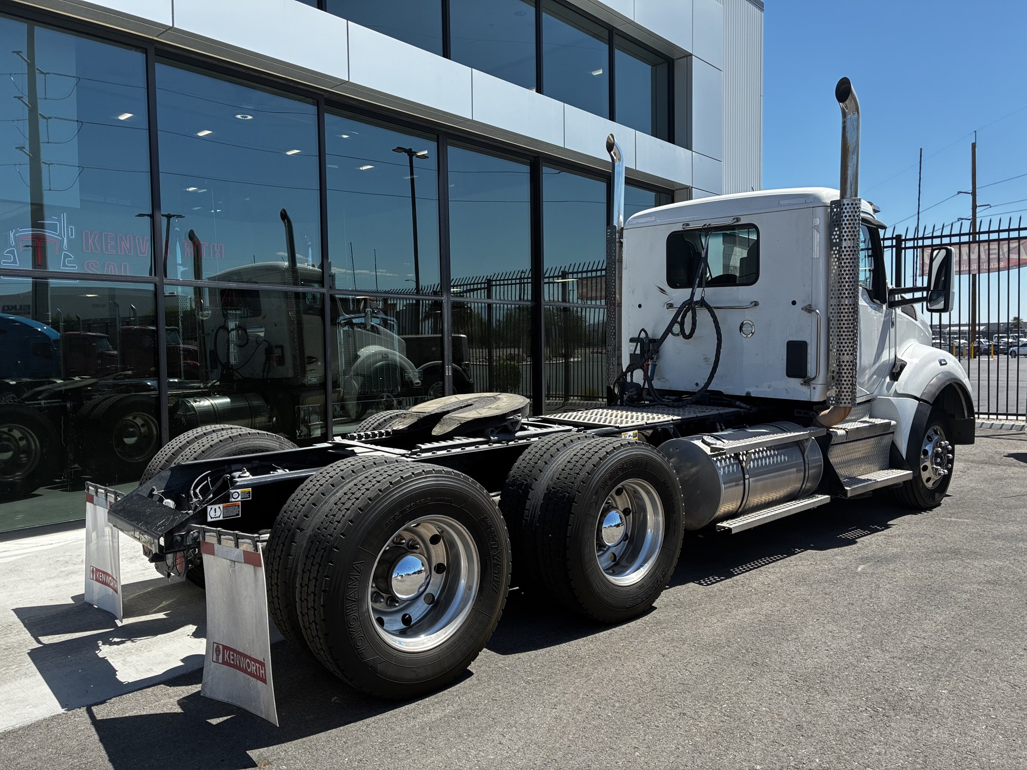 2023 Kenworth T880 2023 Kenworth T880 - image 3 of 6